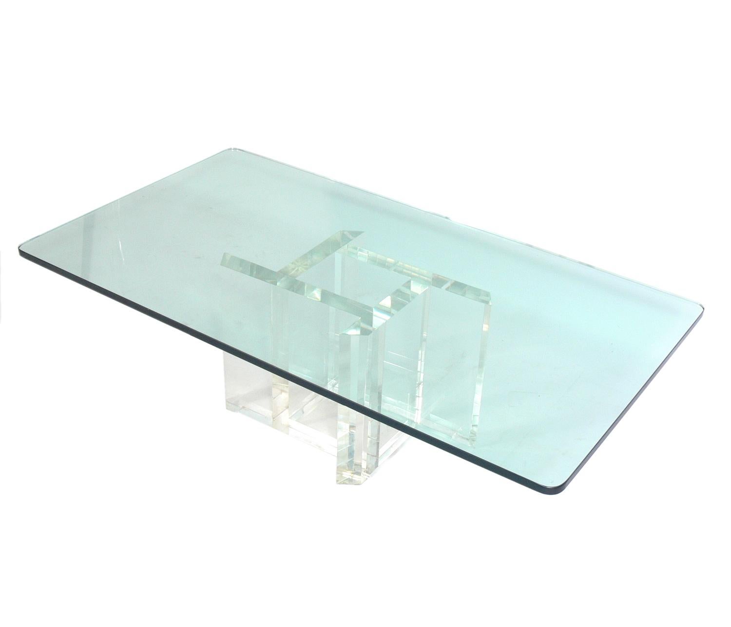 Mid-Century Modern Les Prismatiques Table basse en verre et Lucite en vente