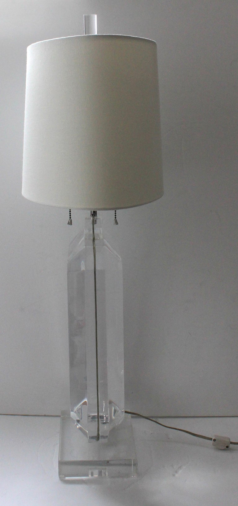 Les Prismatiques Lucite Table Lamp For Sale 1