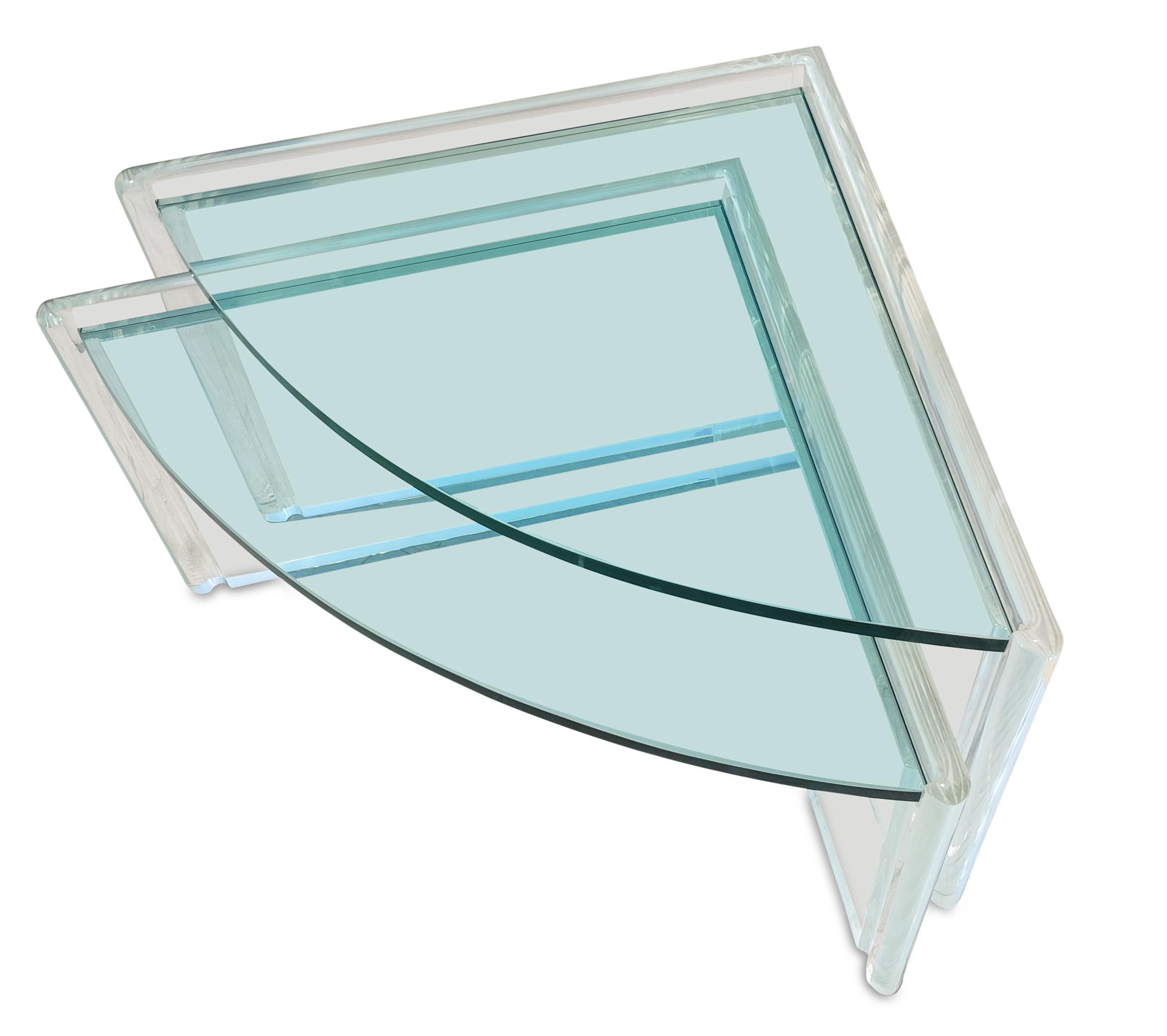 Paar dreieckige Beistelltische aus Lucite und Glas von Les Prismatiques, postmodern (Postmoderne) im Angebot