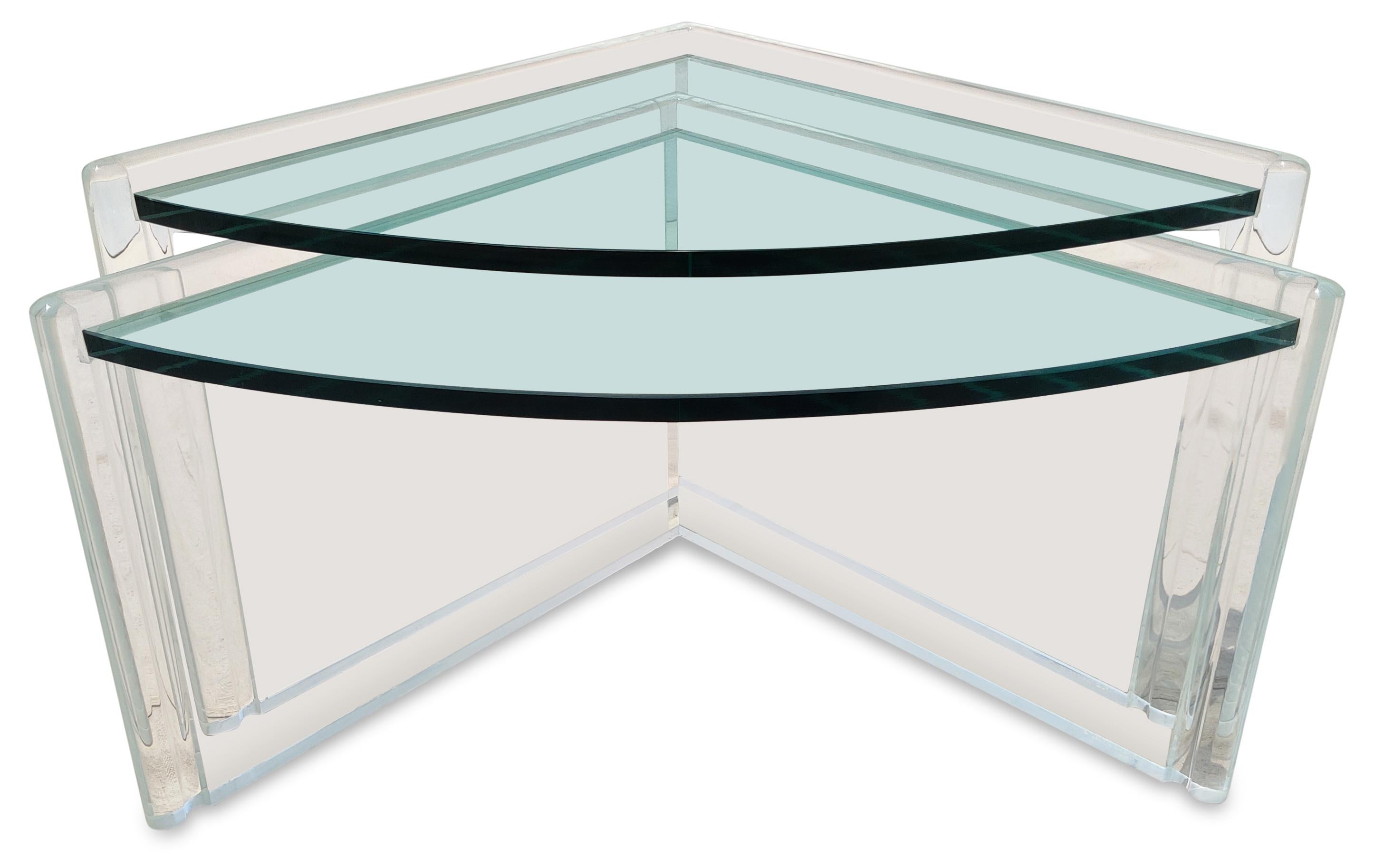 Paar dreieckige Beistelltische aus Lucite und Glas von Les Prismatiques, postmodern (amerikanisch) im Angebot