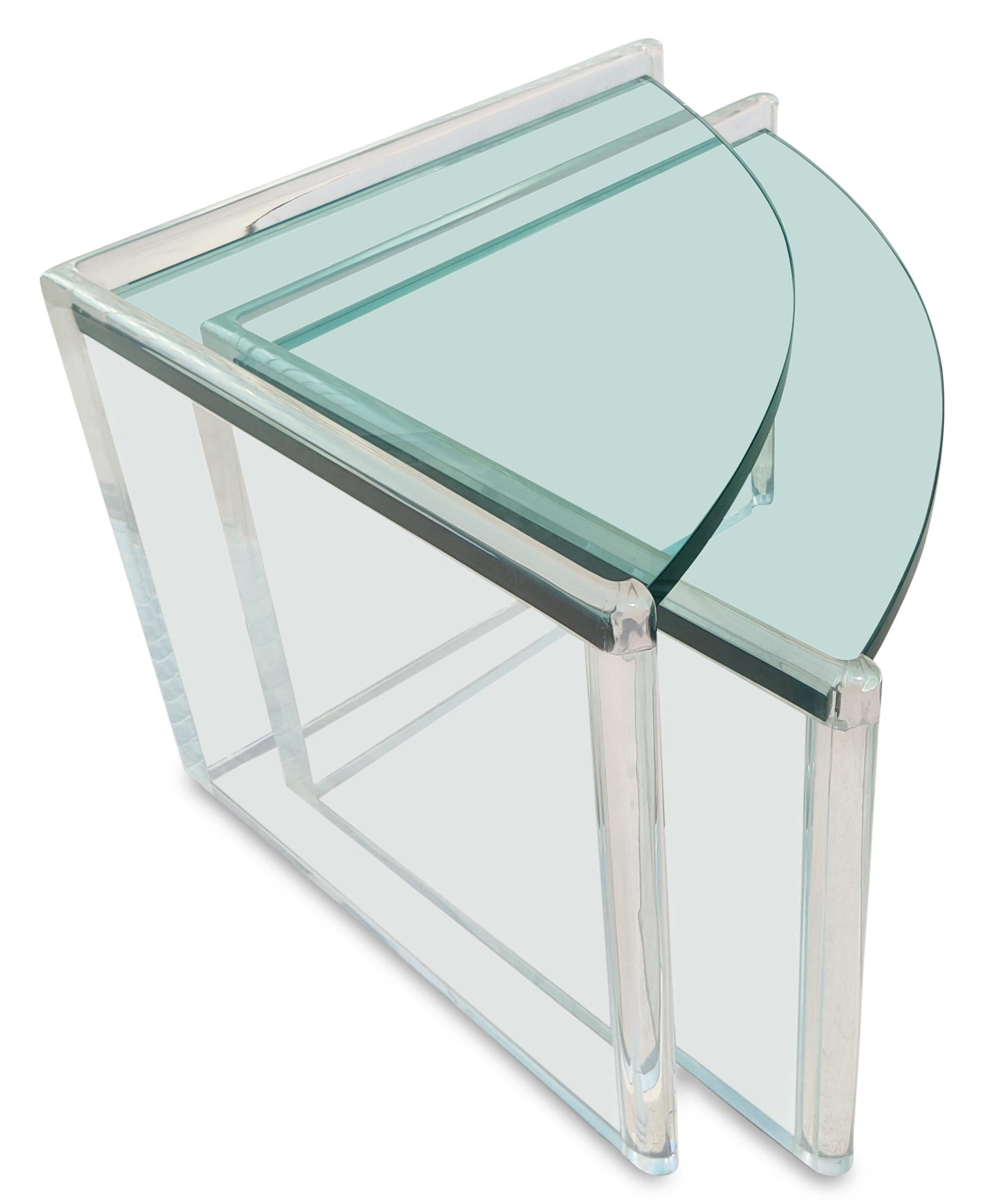Paar dreieckige Beistelltische aus Lucite und Glas von Les Prismatiques, postmodern im Angebot 1