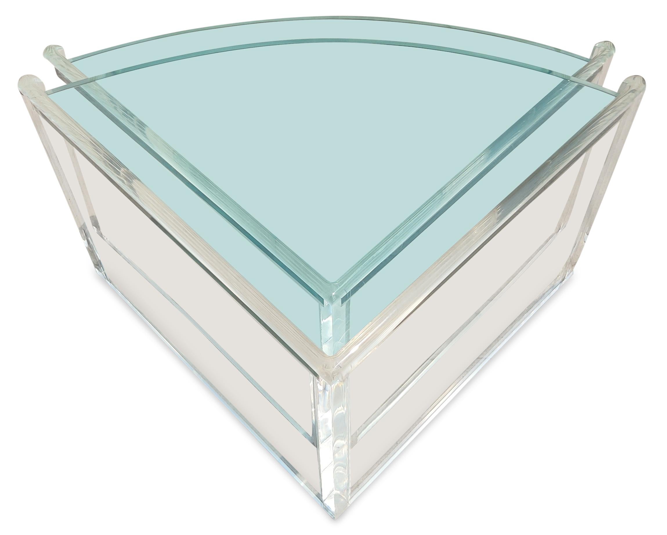 Paar dreieckige Beistelltische aus Lucite und Glas von Les Prismatiques, postmodern im Angebot 3