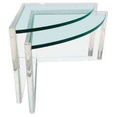 Les Prismatiques Coppia di tavolini triangolari in lucite e vetro Post-Moderno