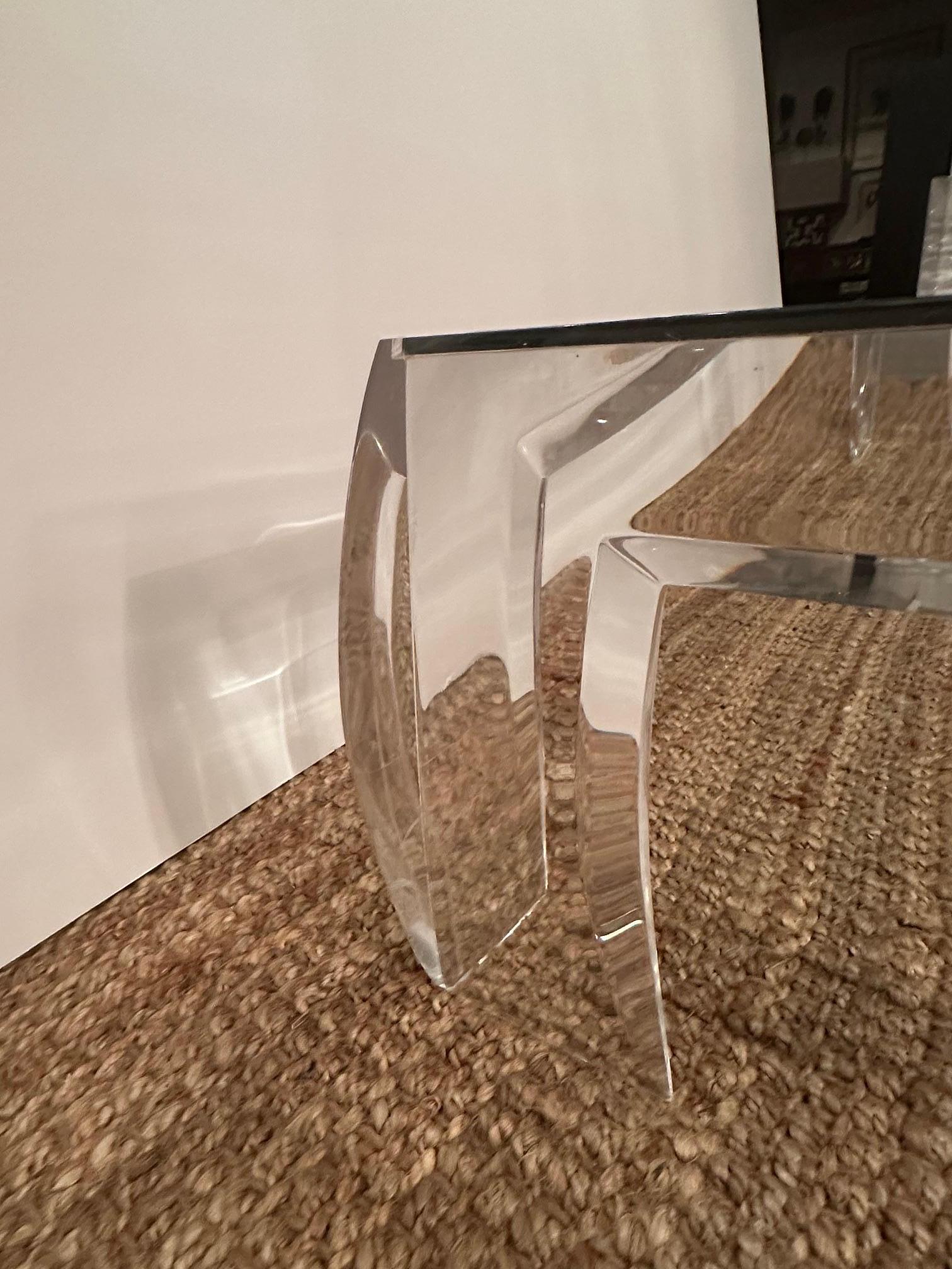 Les Prismatiques Skulpturaler Couchtisch aus Lucit und Glas (amerikanisch) im Angebot