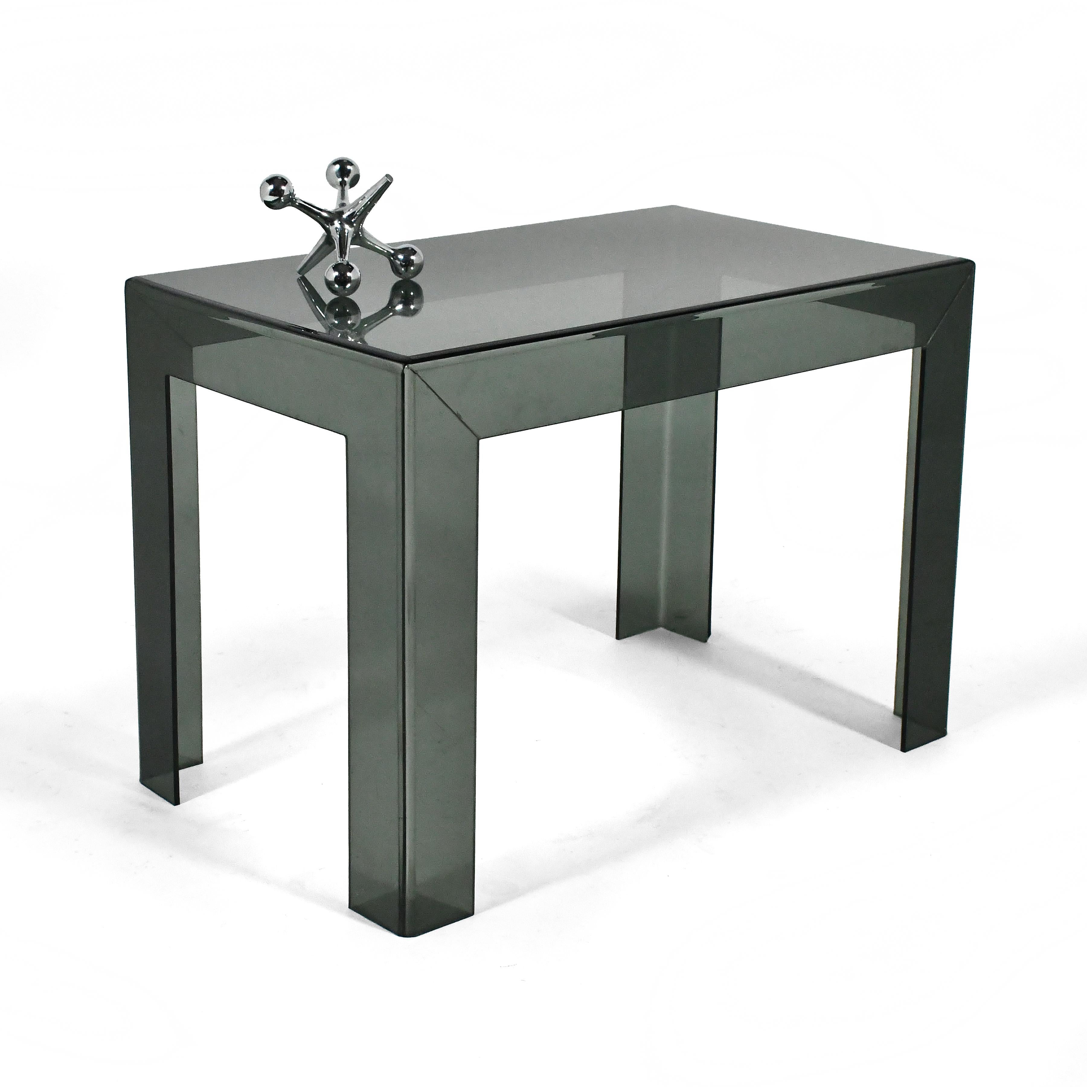 Français Table d'appoint en lucite fumée Les Prismatiques \ en vente