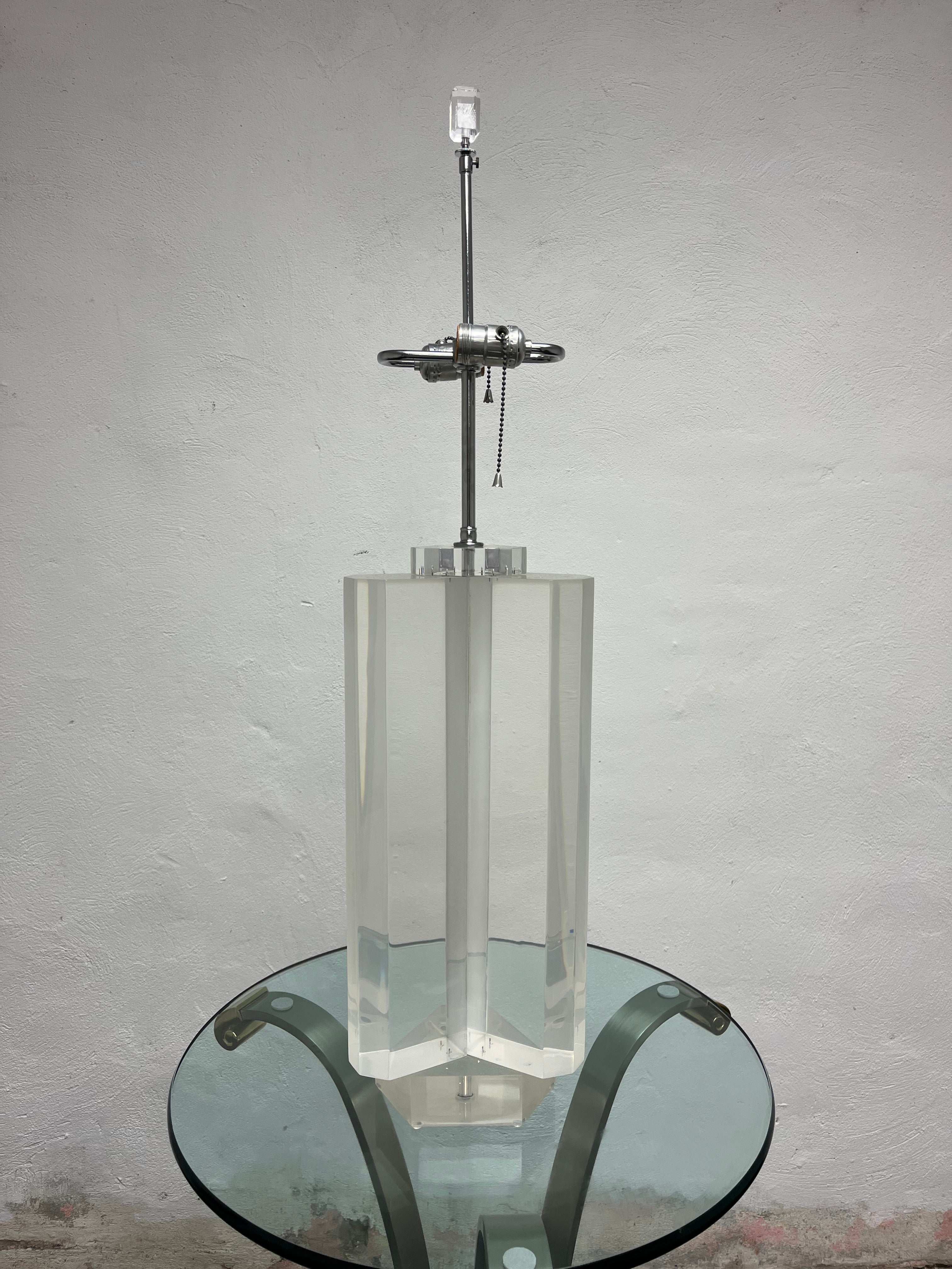 Bellissima lampada in lucite di grande spessore. Lampada da tavolo tri-simmetrica in lucite di Les Prismatiques, anni '70 americani. 