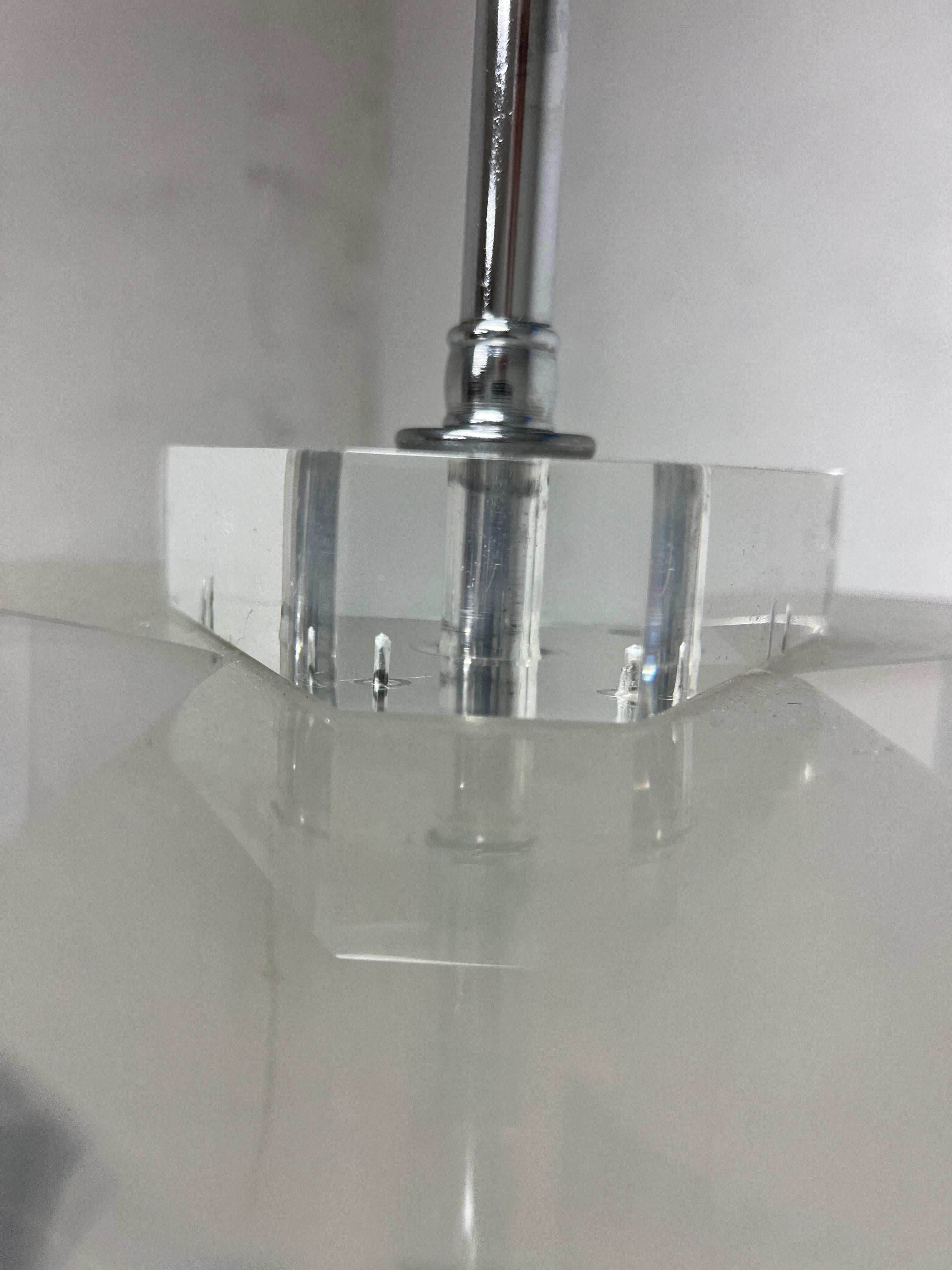 Fatto a mano Lampade da tavolo in lucite a forma di trifoglio di Les Prismatiques, metà secolo. in vendita