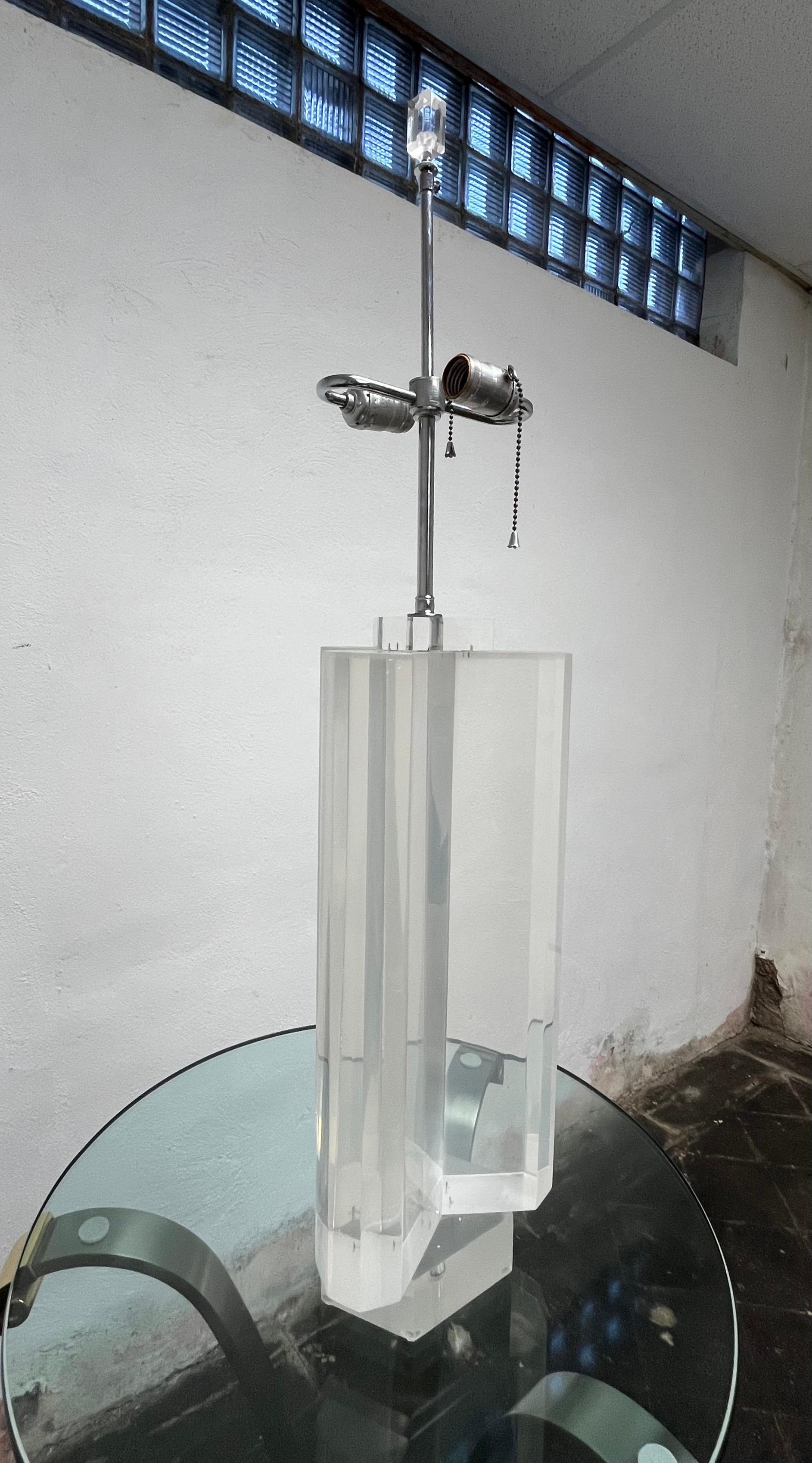XX secolo Lampade da tavolo in lucite a forma di trifoglio di Les Prismatiques, metà secolo. in vendita