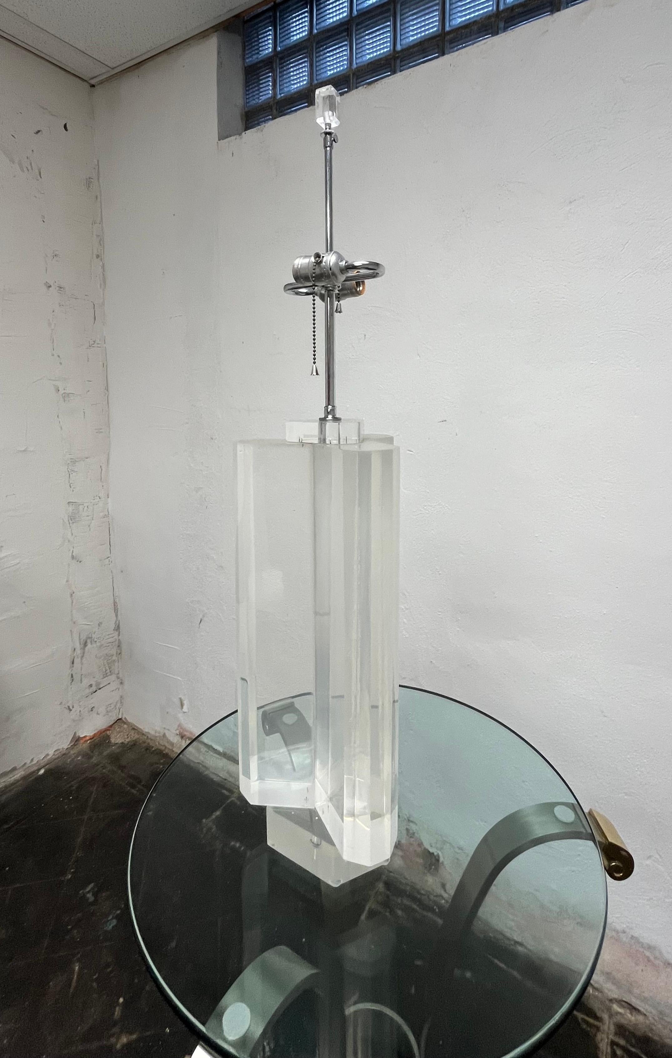 Lucite Lampade da tavolo in lucite a forma di trifoglio di Les Prismatiques, metà secolo. in vendita