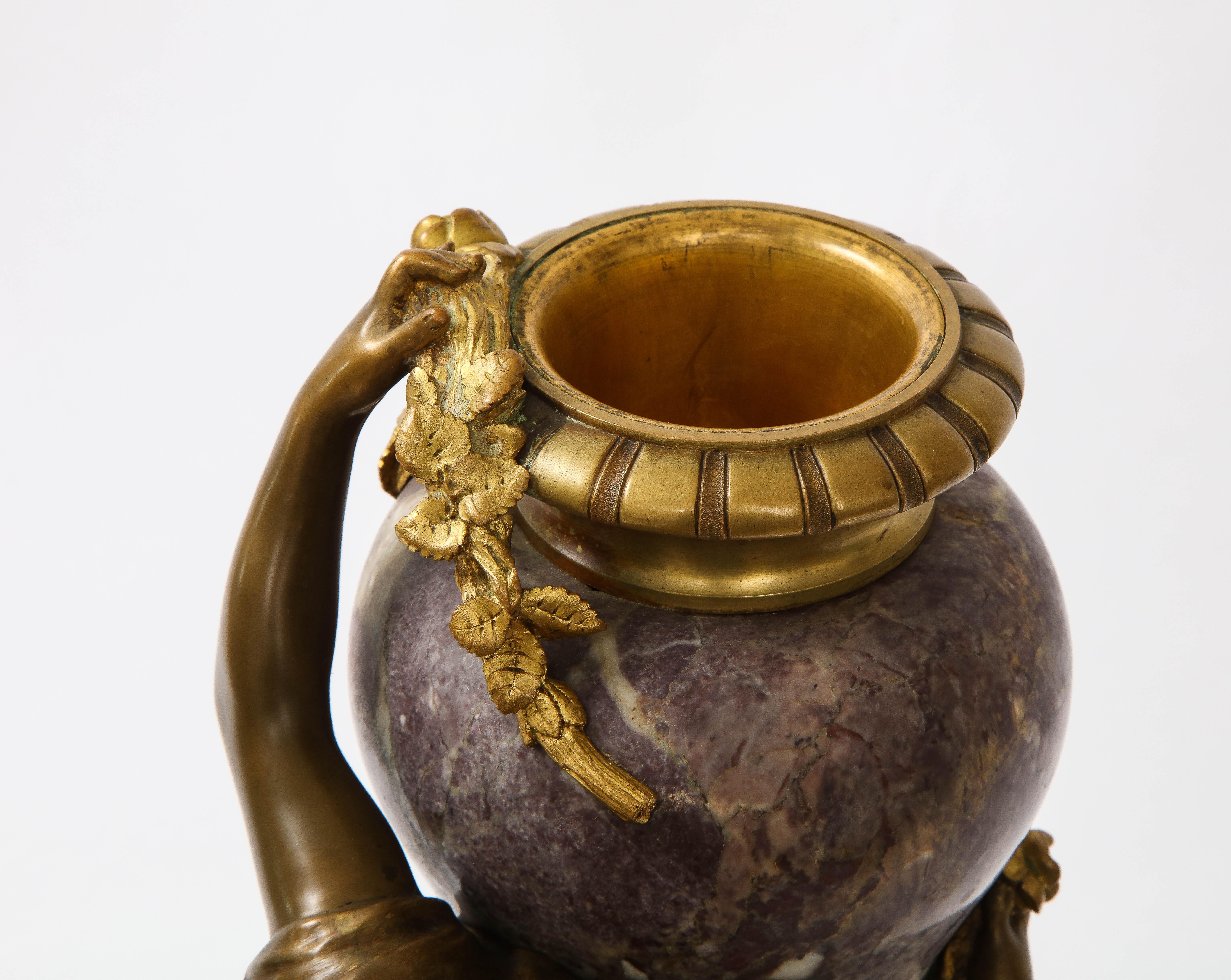 Centrotavola figurato francese in bronzo dorato e marmo 