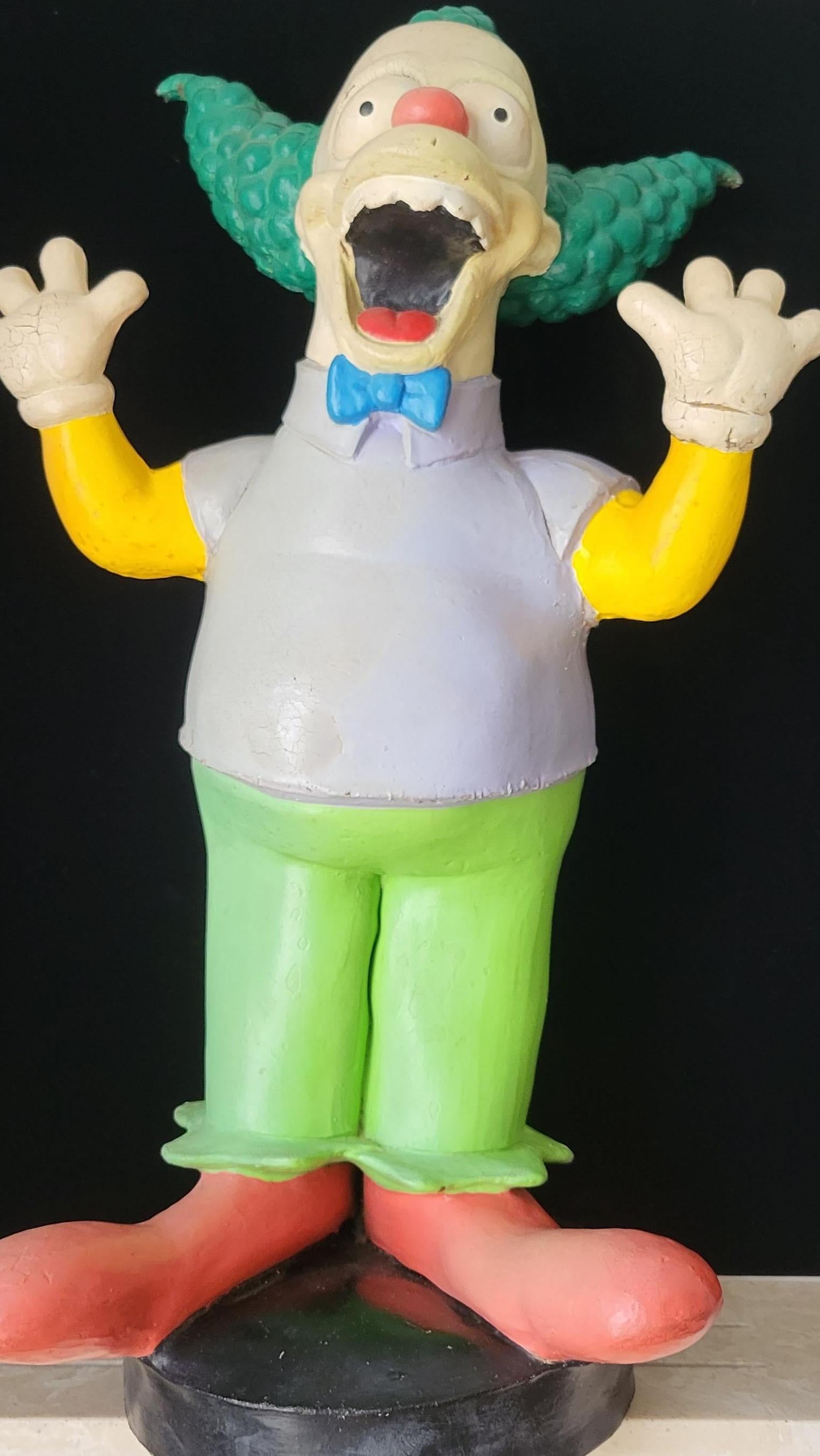 Les Simpson - Matt GROENING
Figurina di KRUSTY le Clown.
Grande statuetta di 55 cm di altezza, in lattice.
Prodotto nel 1999, A LA CARTE, Germania.
Tout petit tirage.
Quelques craquelures de surface, sinon bon état.

Krusty il clown è un personaggio