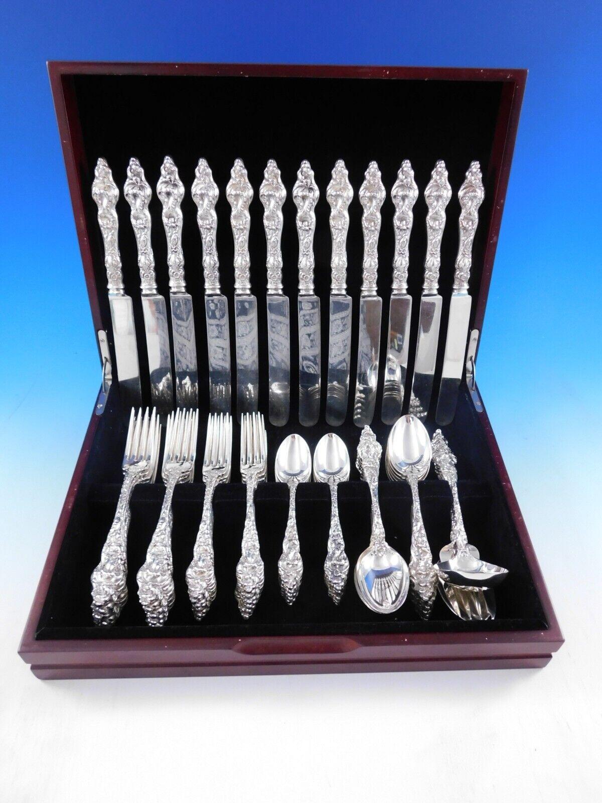 Squisito e raro set di posate in argento sterling Les Cinq Fleurs di Reed & Barton, 63 pezzi. Questo set comprende:

12 coltelli per la cena con lame smussate placcate, 10 1/4