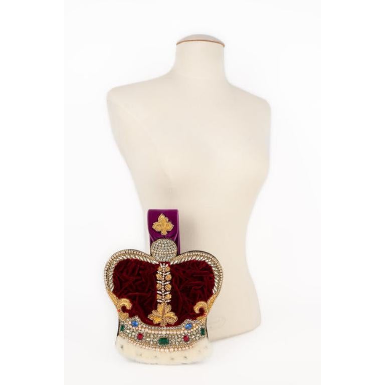 Lesage - (Made in France) Velvet crown evening bag embroidered with golden threads, rhinestones, and costume pearls. Black leather interior.

Additional information:
Condition: Very good condition
Dimensions: Height: 20 cm - Width: 21 cm- Depth: 5