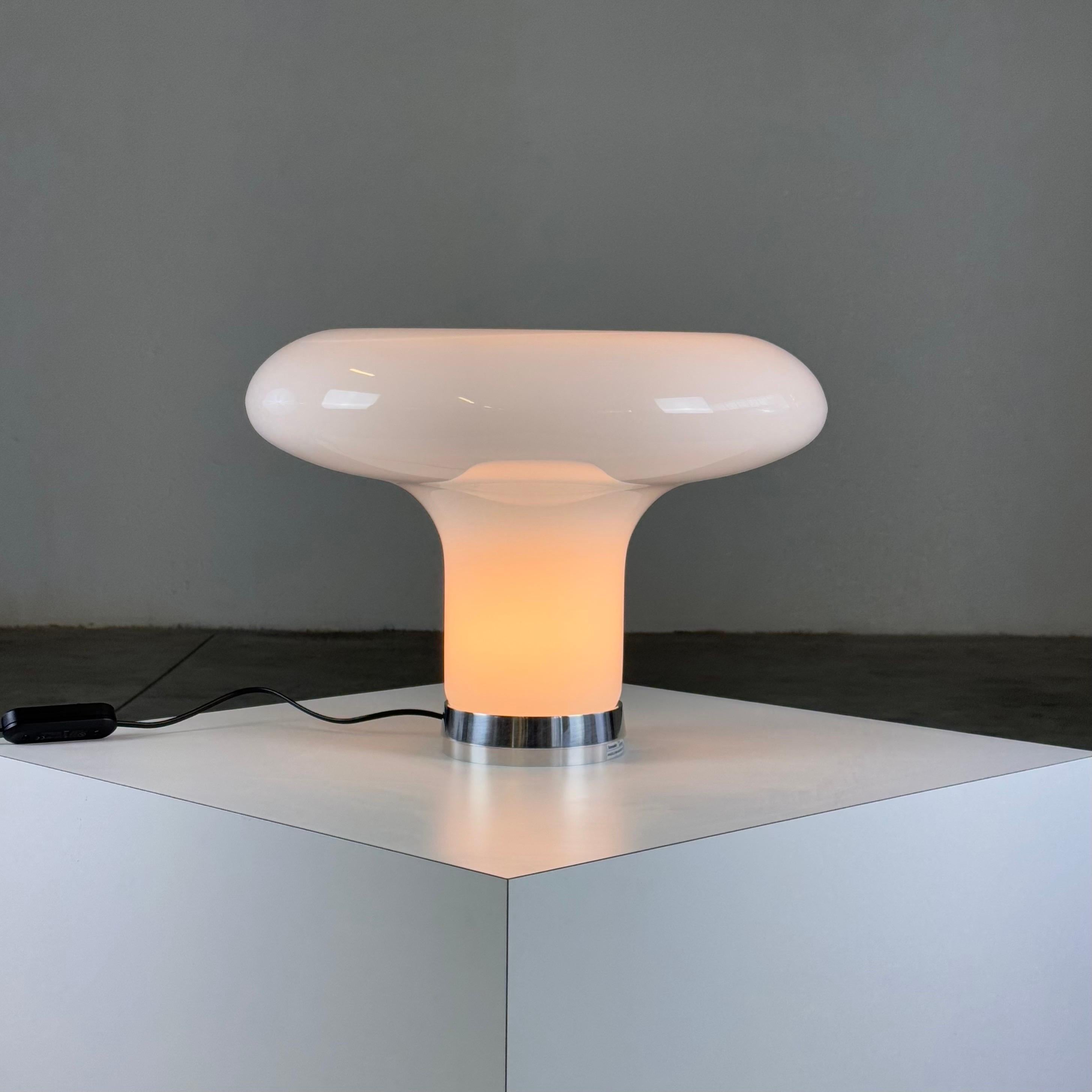 Véritable icône du design italien du milieu du siècle, la lampe de table Lesbo d'Angelo Mangiarotti reste l'une des pièces d'éclairage les plus élégantes et les plus recherchées. Conçu à l'origine en 1967, ce chef-d'œuvre incarne l'équilibre parfait