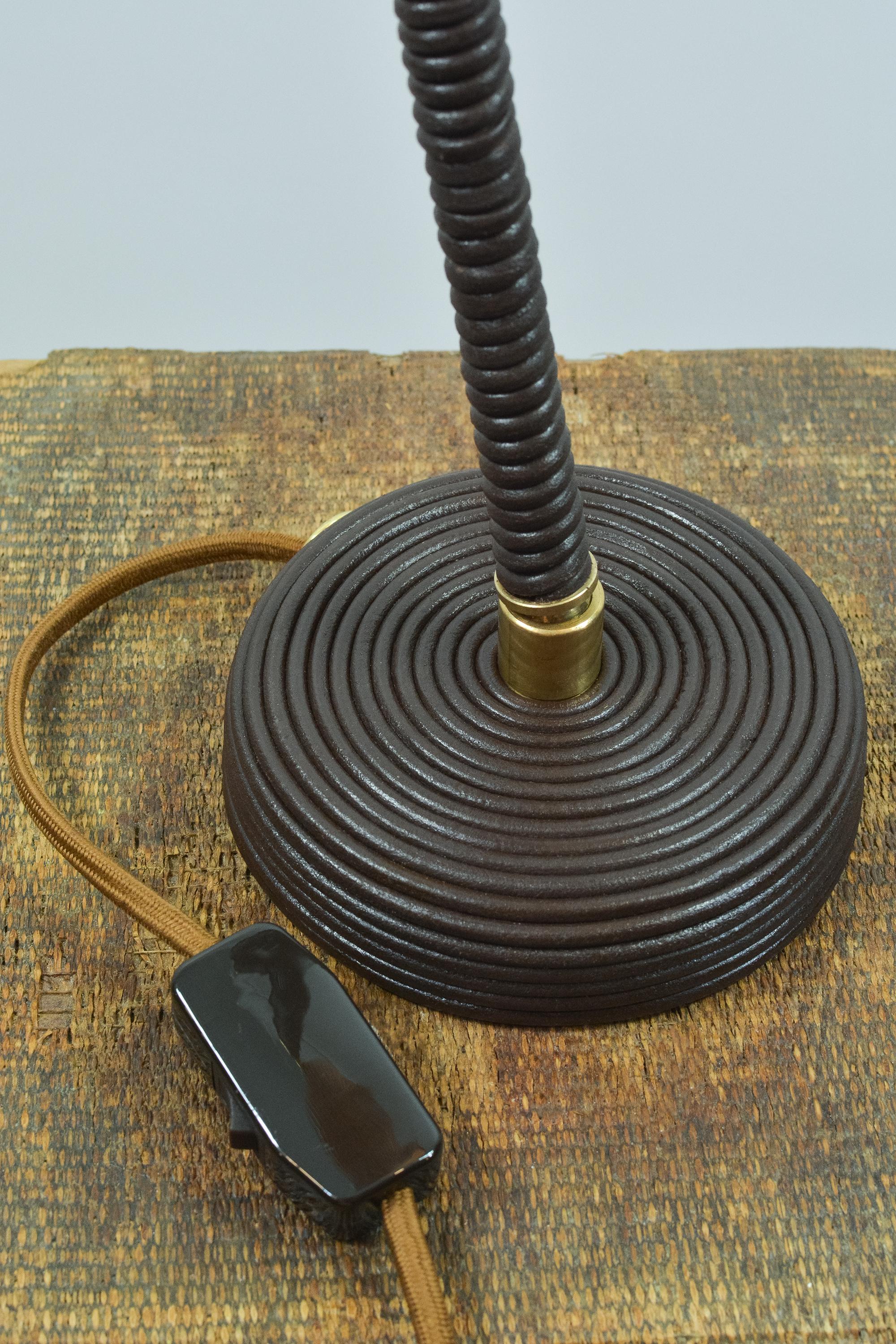 L'Escargot Lampe à poser en cuir Brown enroulé avec abat-jour en escargot de mer naturel en vente 6