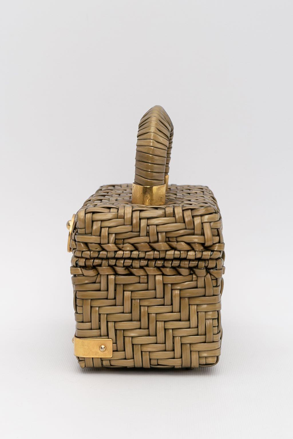 Lesco Lana (Made in Hong Kong) Rigid bag made of laminated wicker in a bronze color.

Additional information: 

Dimensions: 
Height: 11 cm (4.33 in), Width: 20 cm (7.87 in), Depth: 10 cm (3.94 in), Handle: 22.5 cm (8.86 in)

Condition: 
Very good