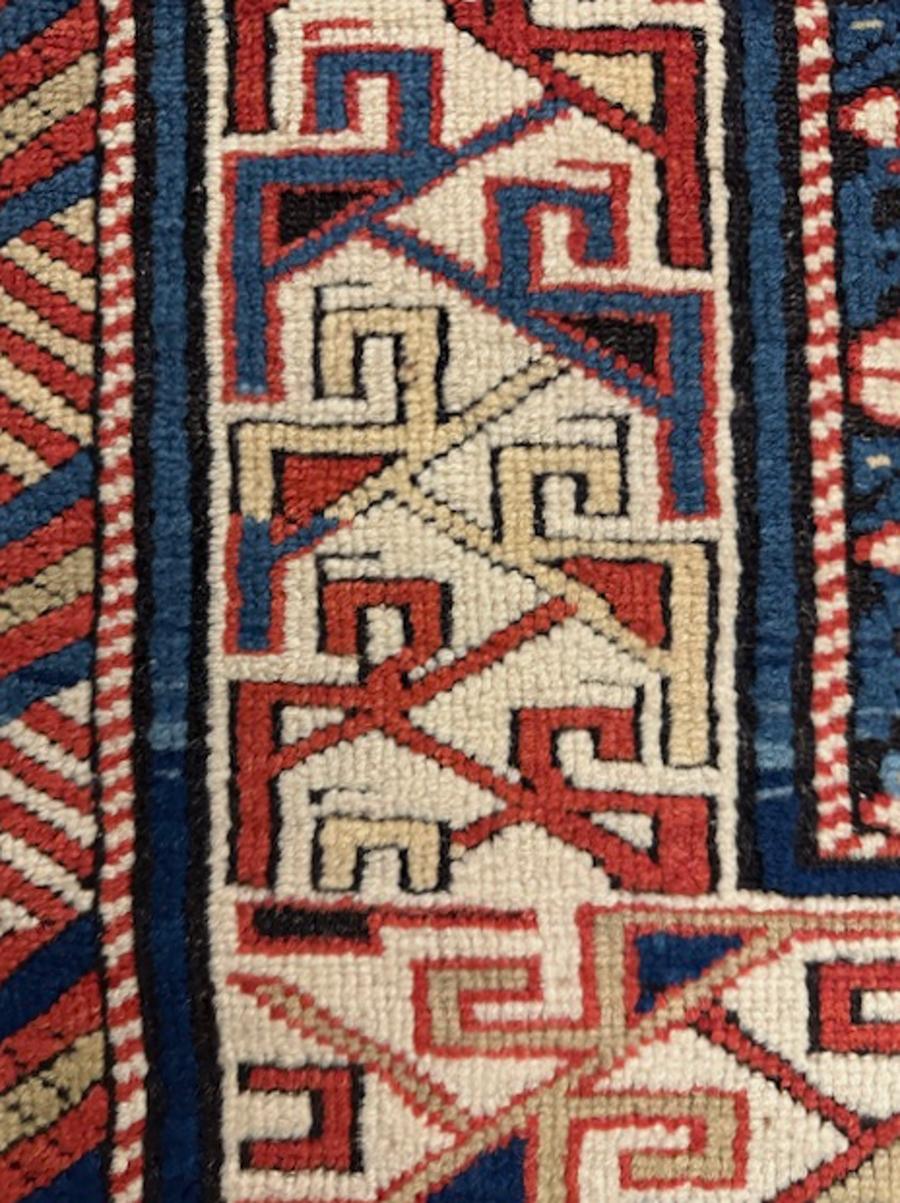 Tapis Lesghi du district de Kouba, Caucase oriental, côte ouest de la mer Caspienne

Age : vers 1885

Taille : 6′.4″x3′.10″ (193×117 cm)

Le champ de la marine présente quatre étoiles Lesghi flottantes de couleur rouge, paille, ivoire et bleue.  La