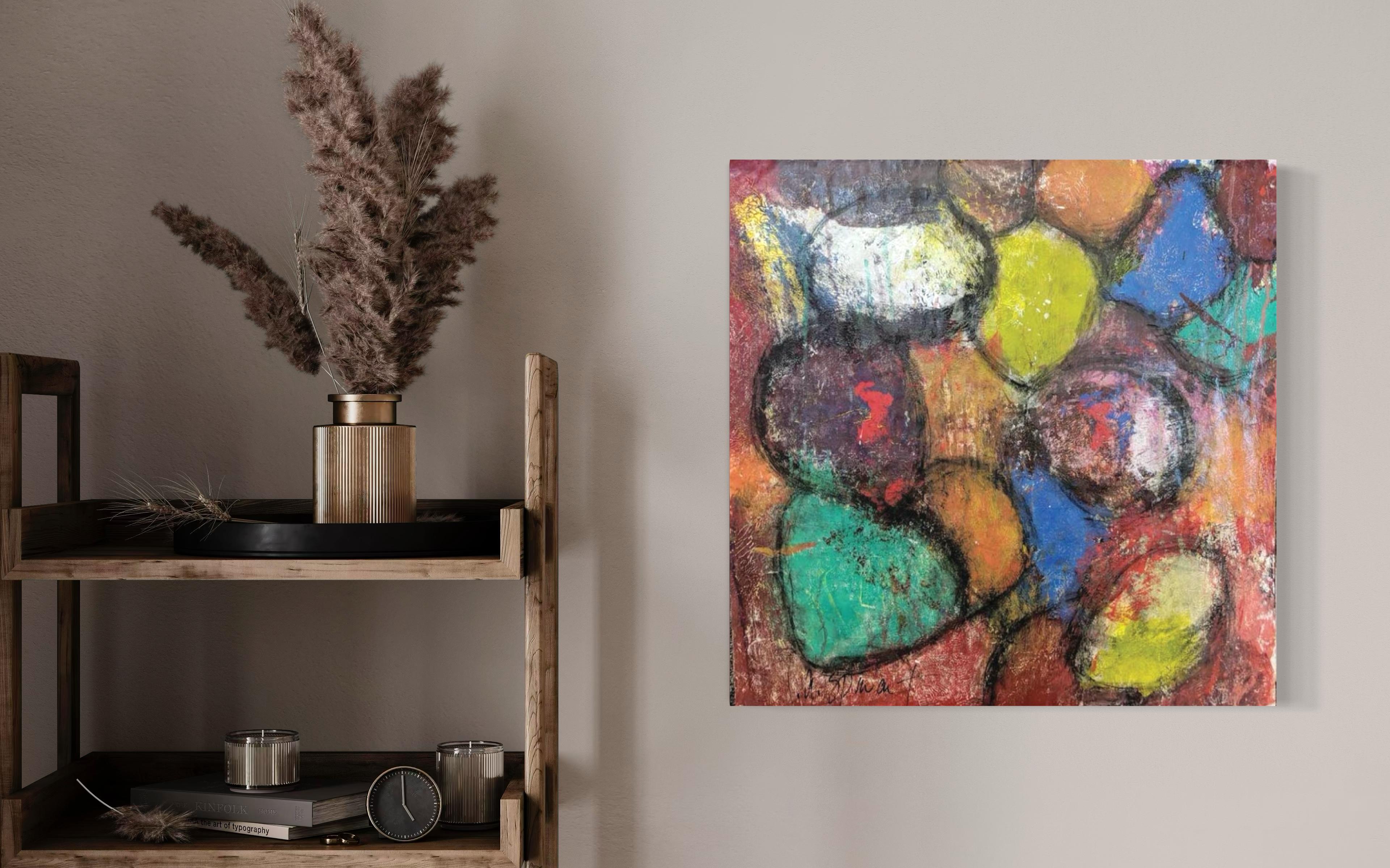 Lesley Anne Spowart, artista abstracta originaria de Cape Cod, Massachusetts, es conocida por sus creaciones transformadoras que desdibujan los límites de los medios y los estilos. 

Con una variada formación académica en Historia del Arte por la
