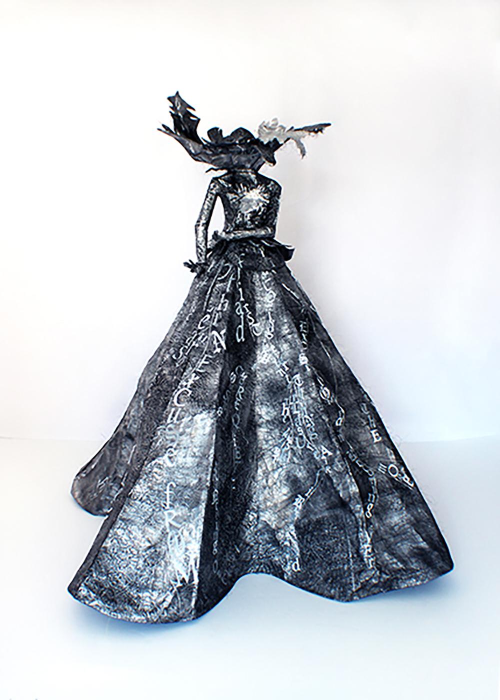 Lesley Dill Figurative Sculpture – BIG HEART GOWN Kleid 