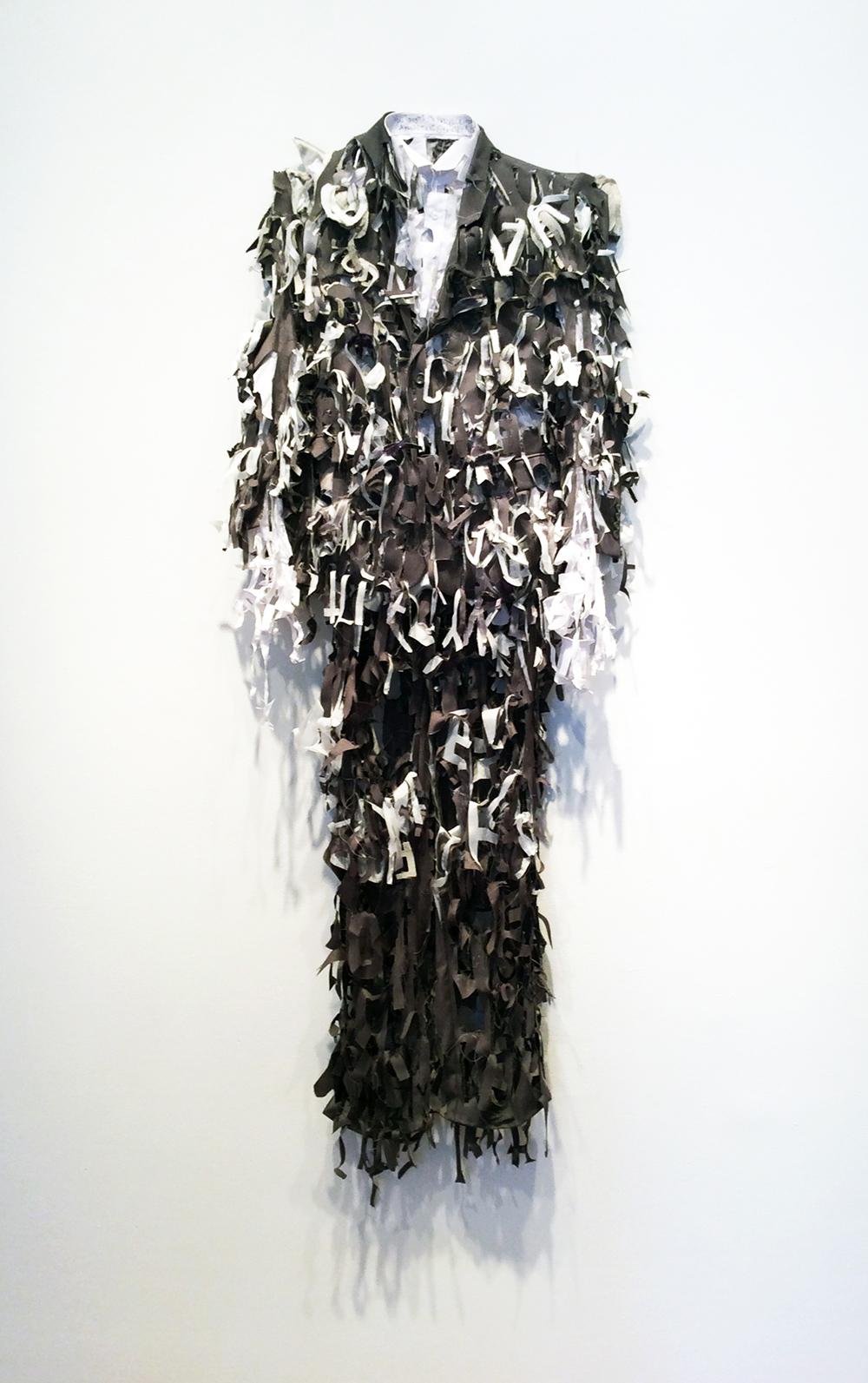 COSTUME GRIGIO DA POETA - Sculpture di Lesley Dill