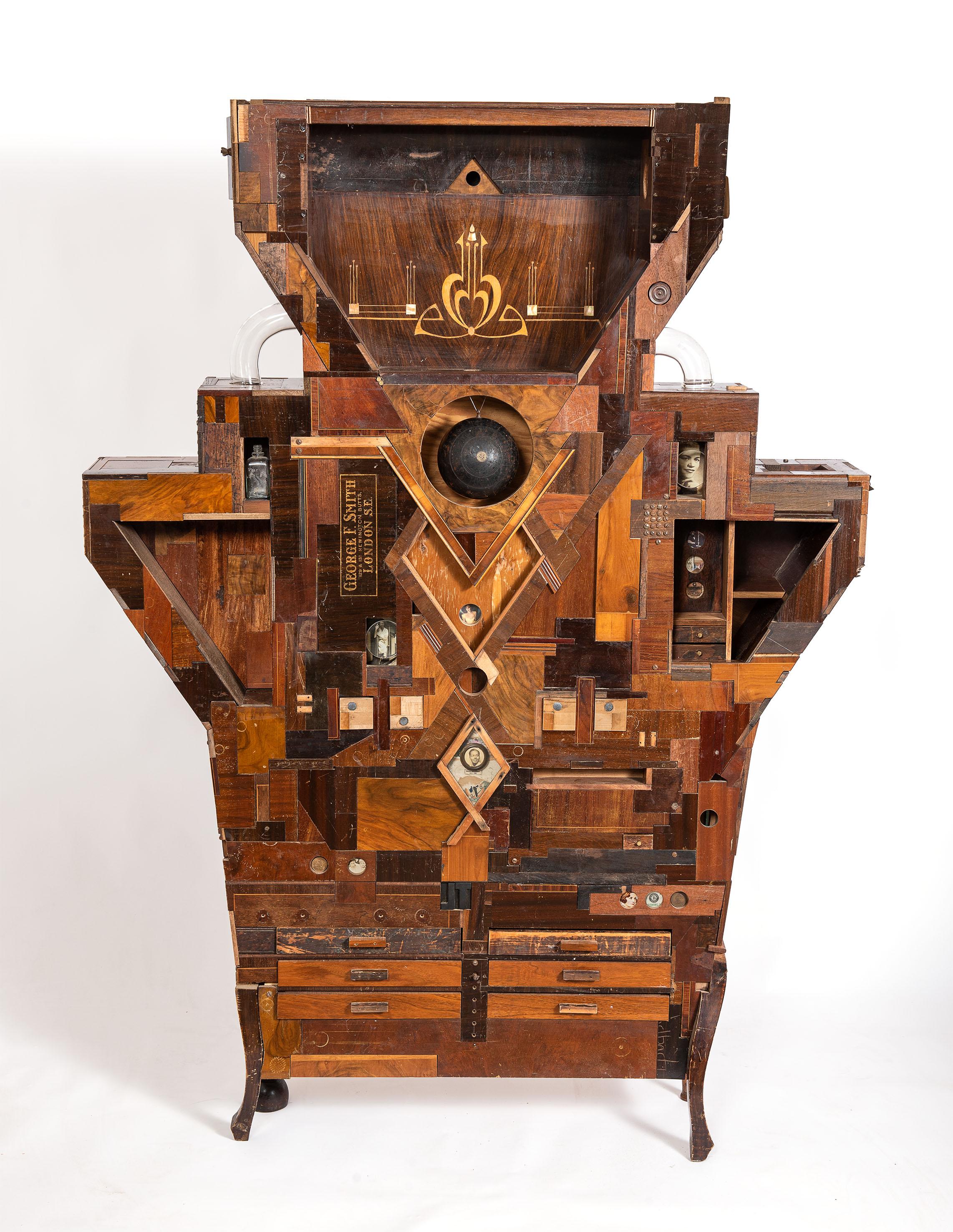 Gabinete de Curiosidades - Escultura contemporánea de objetos encontrados de madera recuperada - Sculpture Contemporáneo de Lesley Hilling