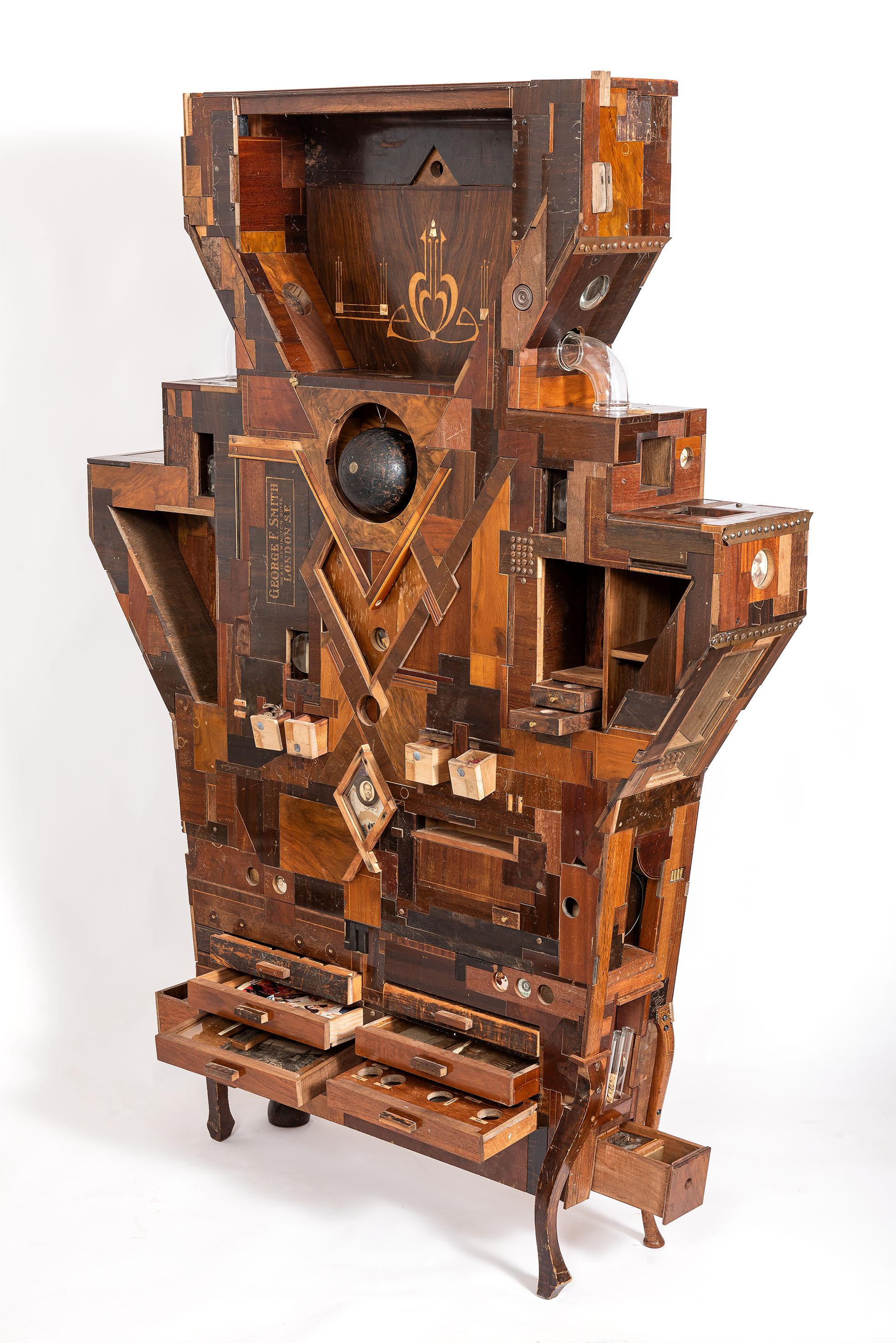 Gabinete de Curiosidades - Escultura contemporánea de objetos encontrados de madera recuperada - Abstract Sculpture Marrón de Lesley Hilling