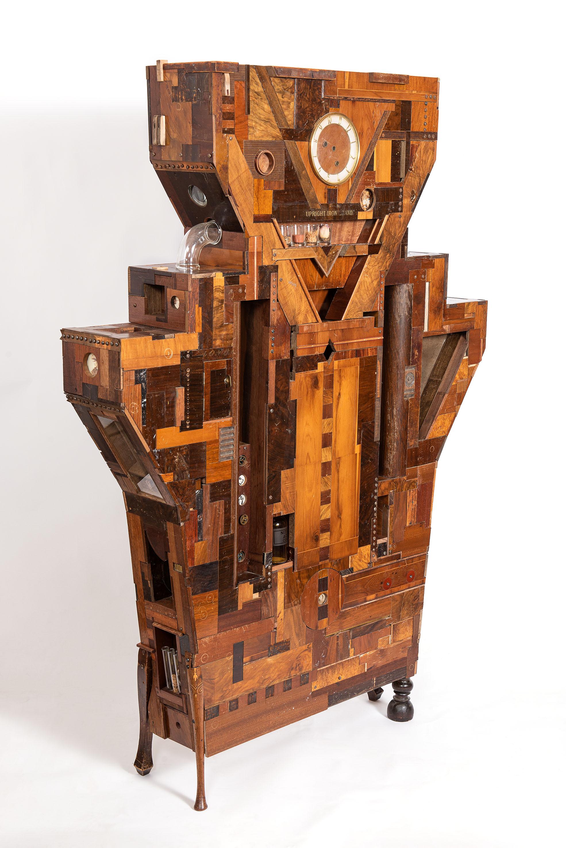 Lesley Hilling es una artista inglesa autodidacta conocida por sus intrincadas construcciones realizadas enteramente con madera recuperada y objetos encontrados. Su obra refleja una profunda conexión con el pasado, incorporando objetos como tarjetas
