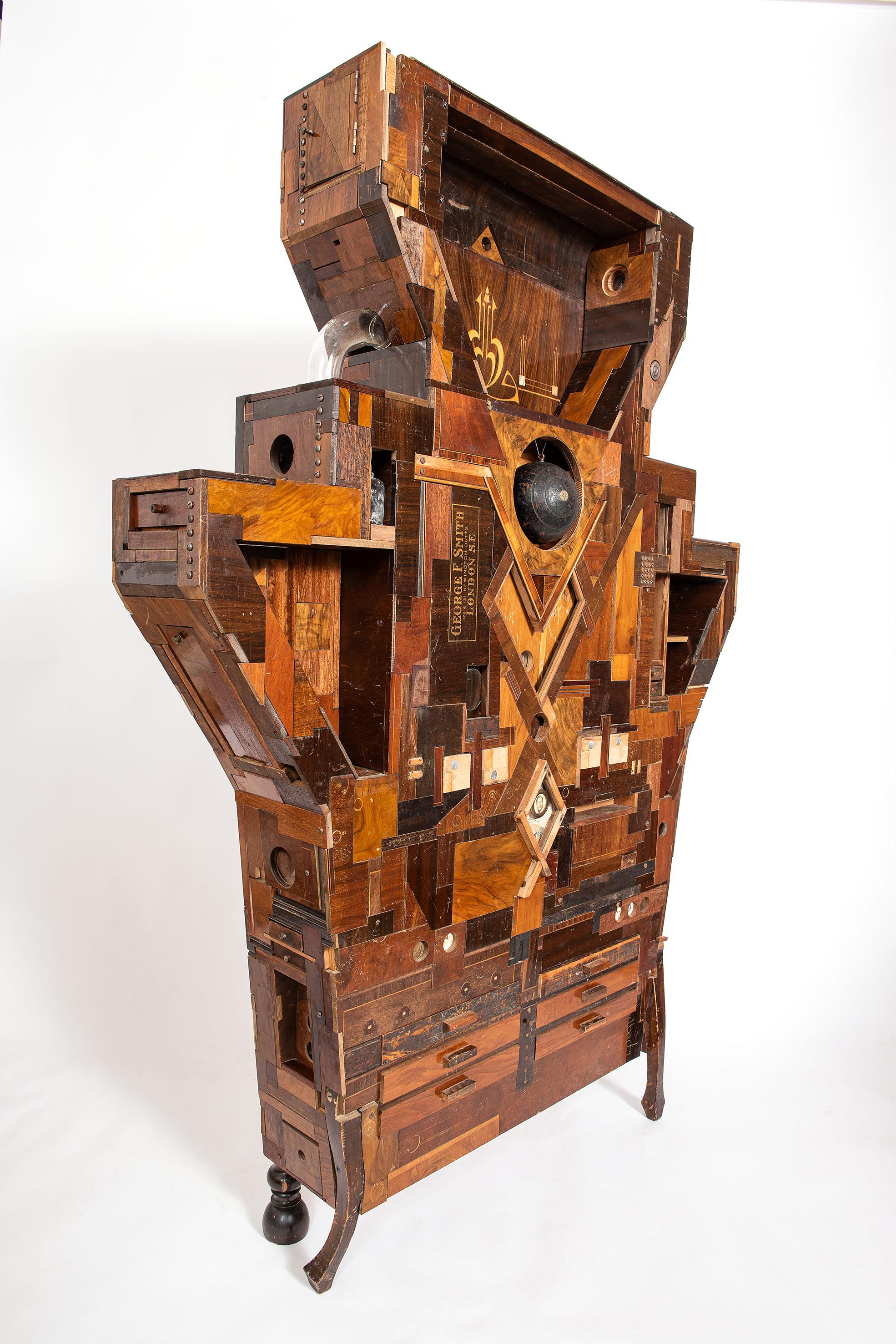 Gabinete de Curiosidades - Escultura contemporánea de objetos encontrados de madera recuperada en venta 2