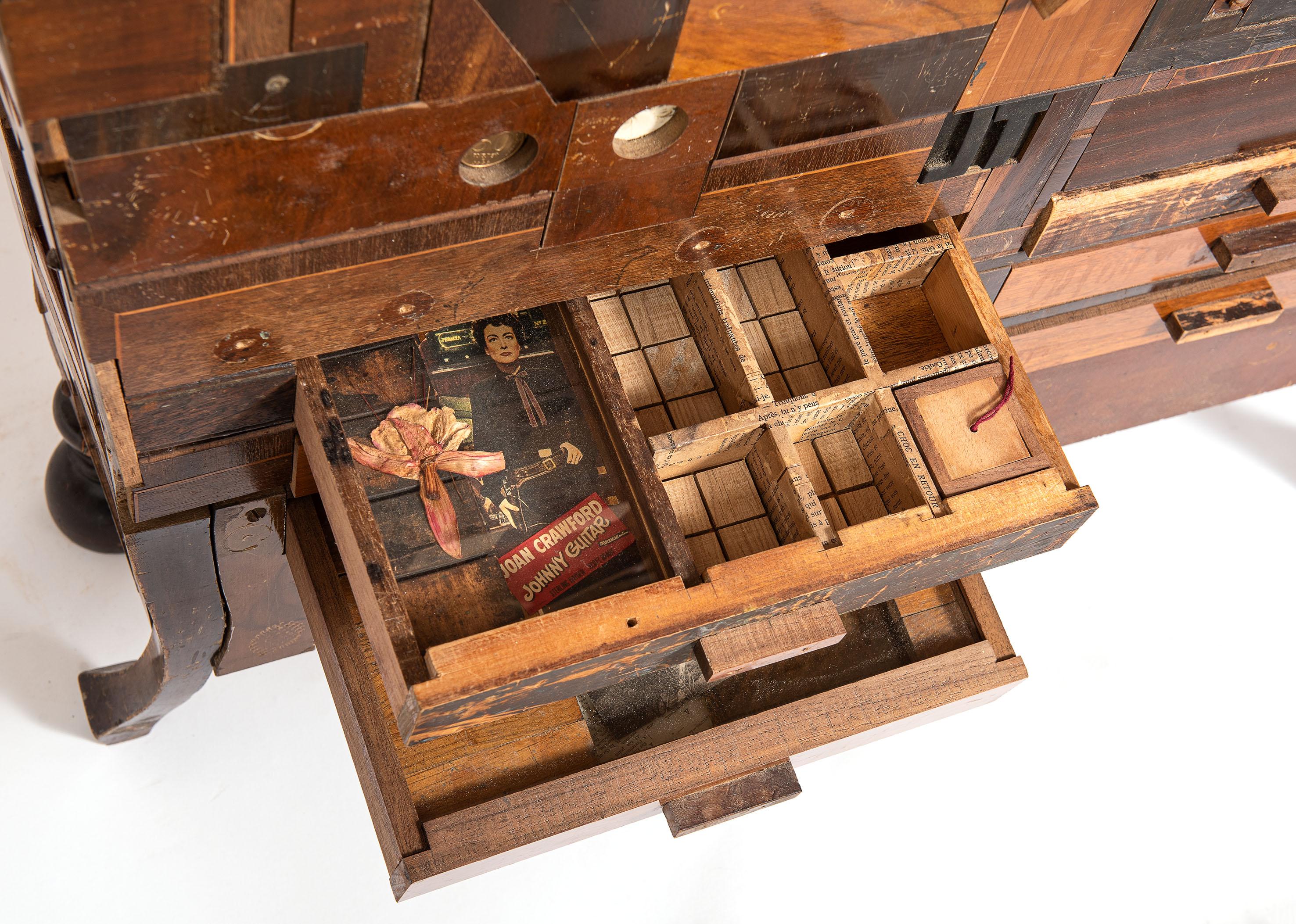 Gabinete de Curiosidades - Escultura contemporánea de objetos encontrados de madera recuperada en venta 3