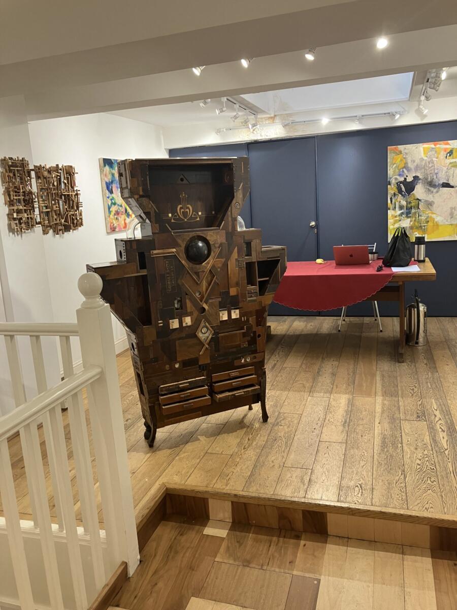 Gabinete de Curiosidades - Escultura contemporánea de objetos encontrados de madera recuperada en venta 4