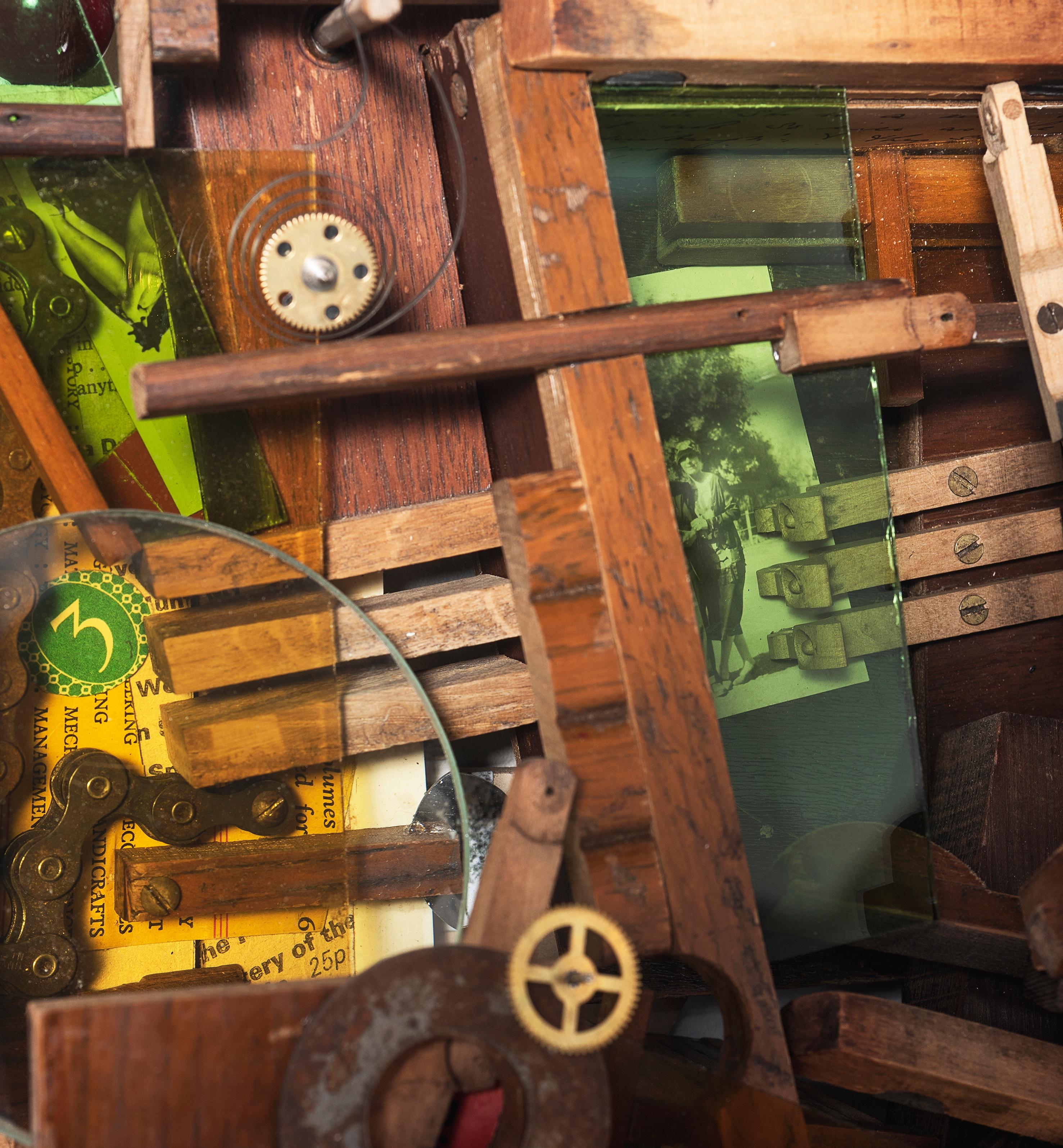 Lesley Hille est une artiste anglaise autodidacte connue pour ses constructions complexes entièrement réalisées à partir de bois de récupération et d'objets trouvés. Son travail reflète un lien profond avec le passé, incorporant des objets tels que