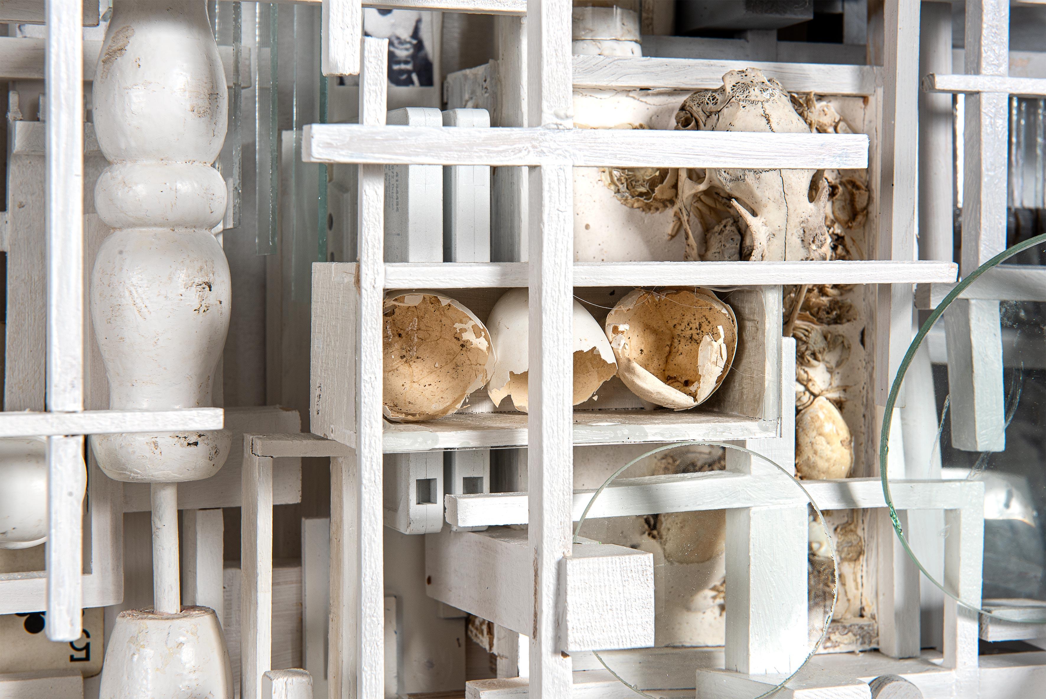 Ubik de Lesley Hilling - Escultura contemporánea de madera recuperada en venta 4