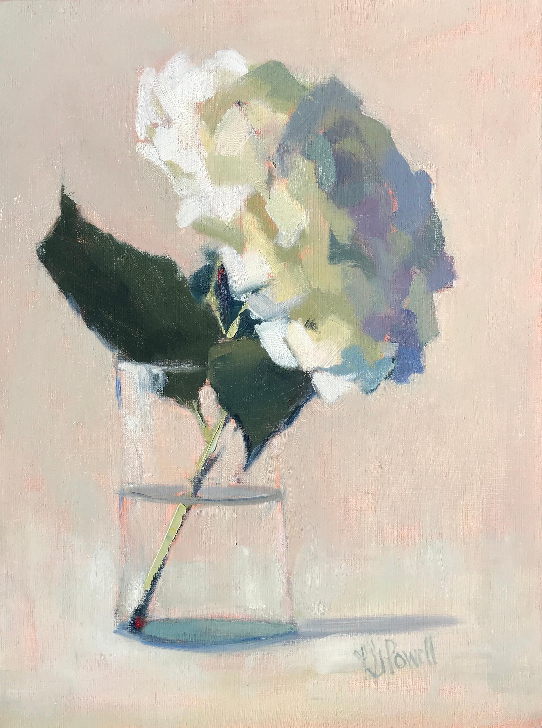 Hydrangea, Looking Forward" ist ein kleines postimpressionistisches Blumenstillleben der amerikanischen Künstlerin Lesley Powell aus dem Jahr 2019. Das Gemälde zeigt eine schöne Hortensie, die sich an die Innenseite eines einfachen Wasserglases