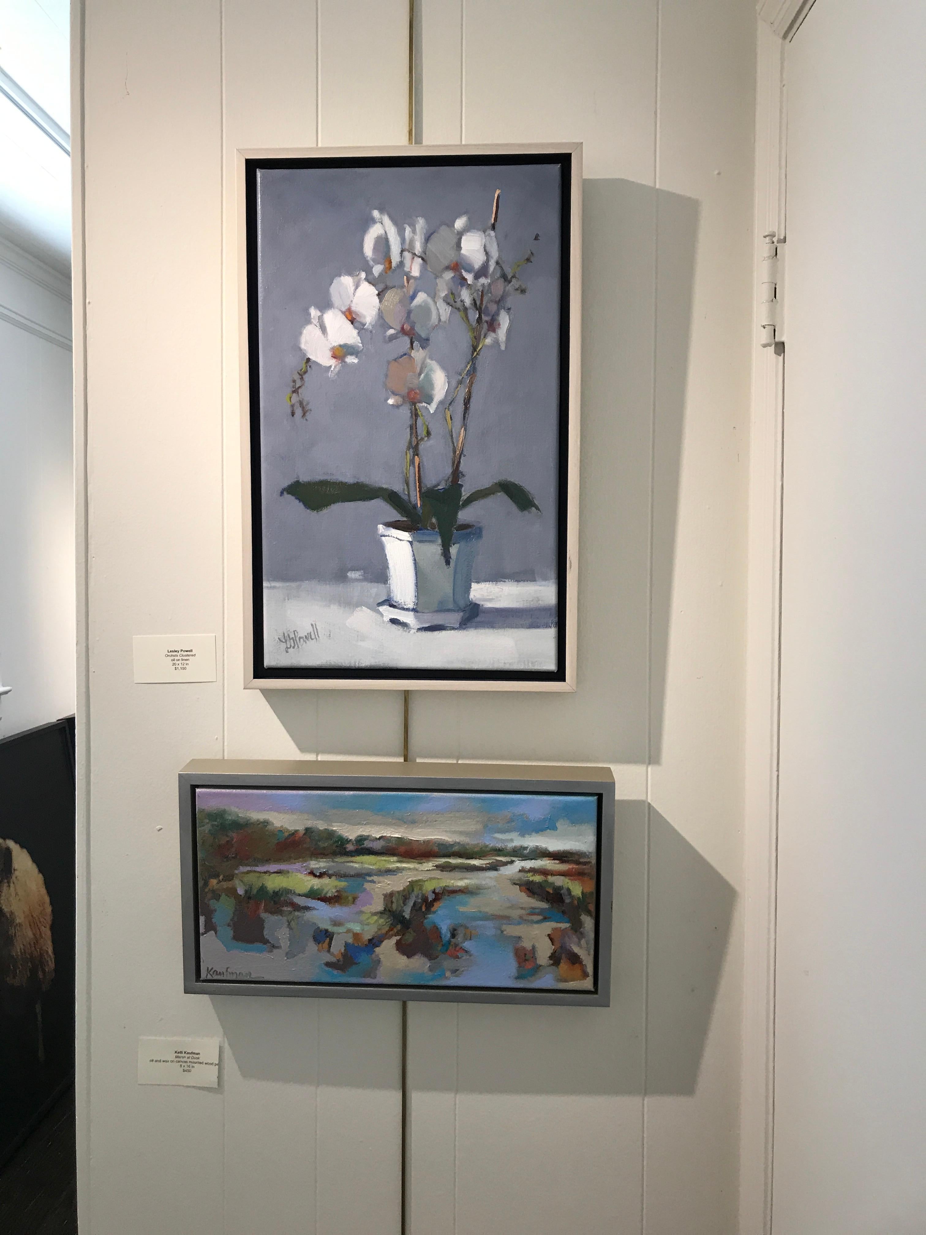 Orquídeas agrupadas de Lesley Powell, Óleo floral sobre lino con marco vertical 1