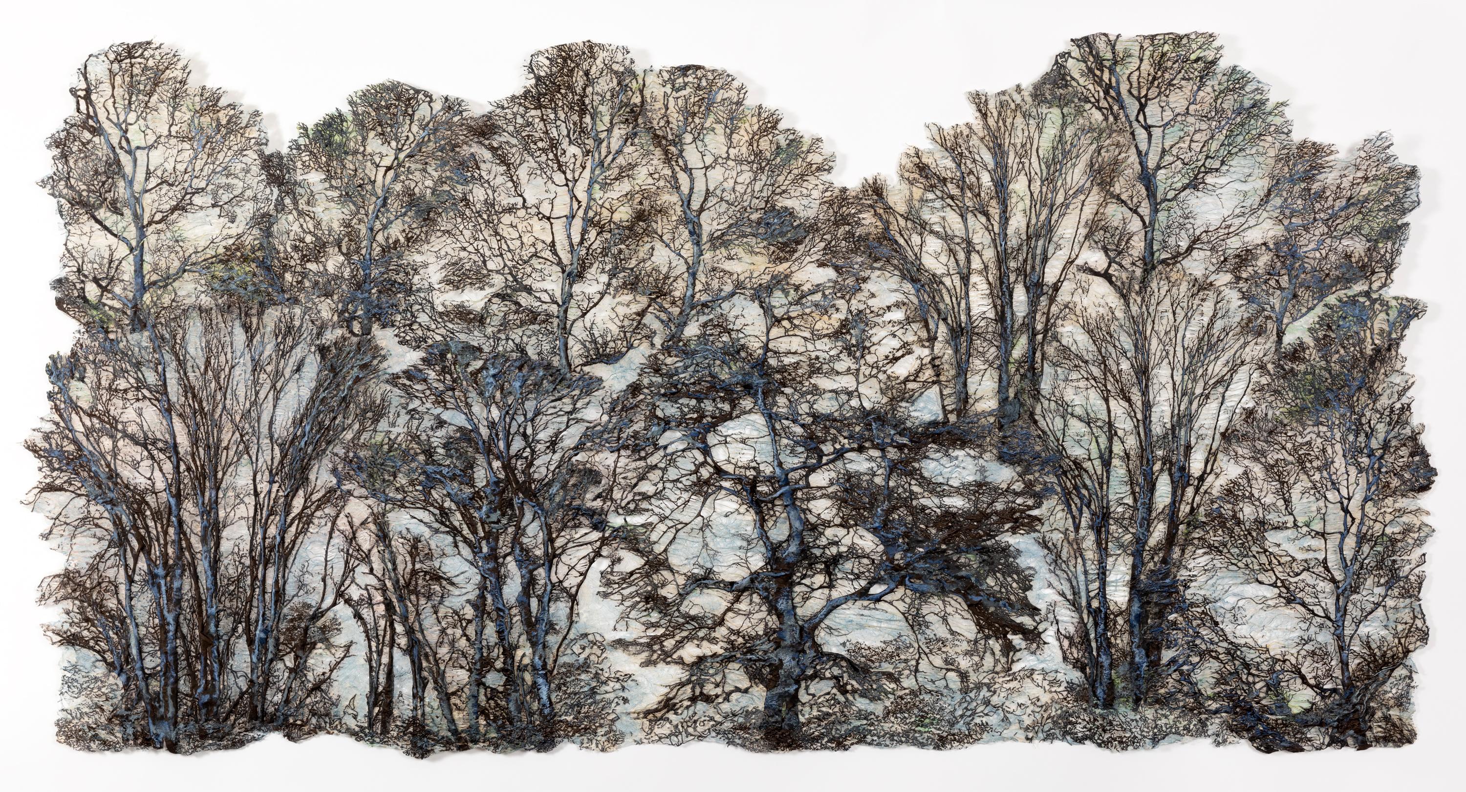 « Blue Mist Forest », contemporain, supports mixtes, tenture murale, ligne d'arbre, fibre - Sculpture de Lesley Richmond