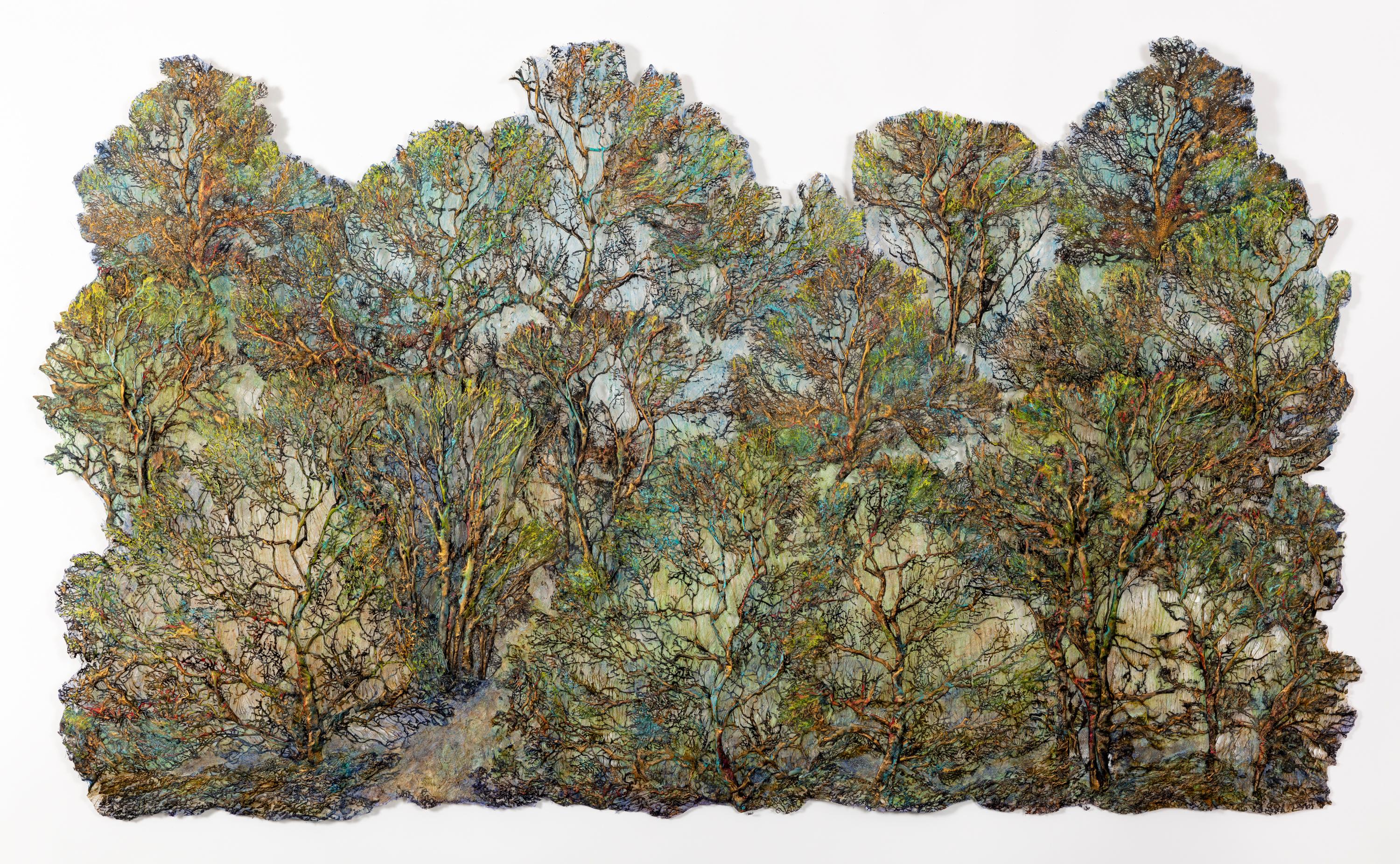 "Green Gold Forest", Contemporain, Mixed Media, Tenture murale, Ligne d'arbre, Fibre - Mixed Media Art de Lesley Richmond