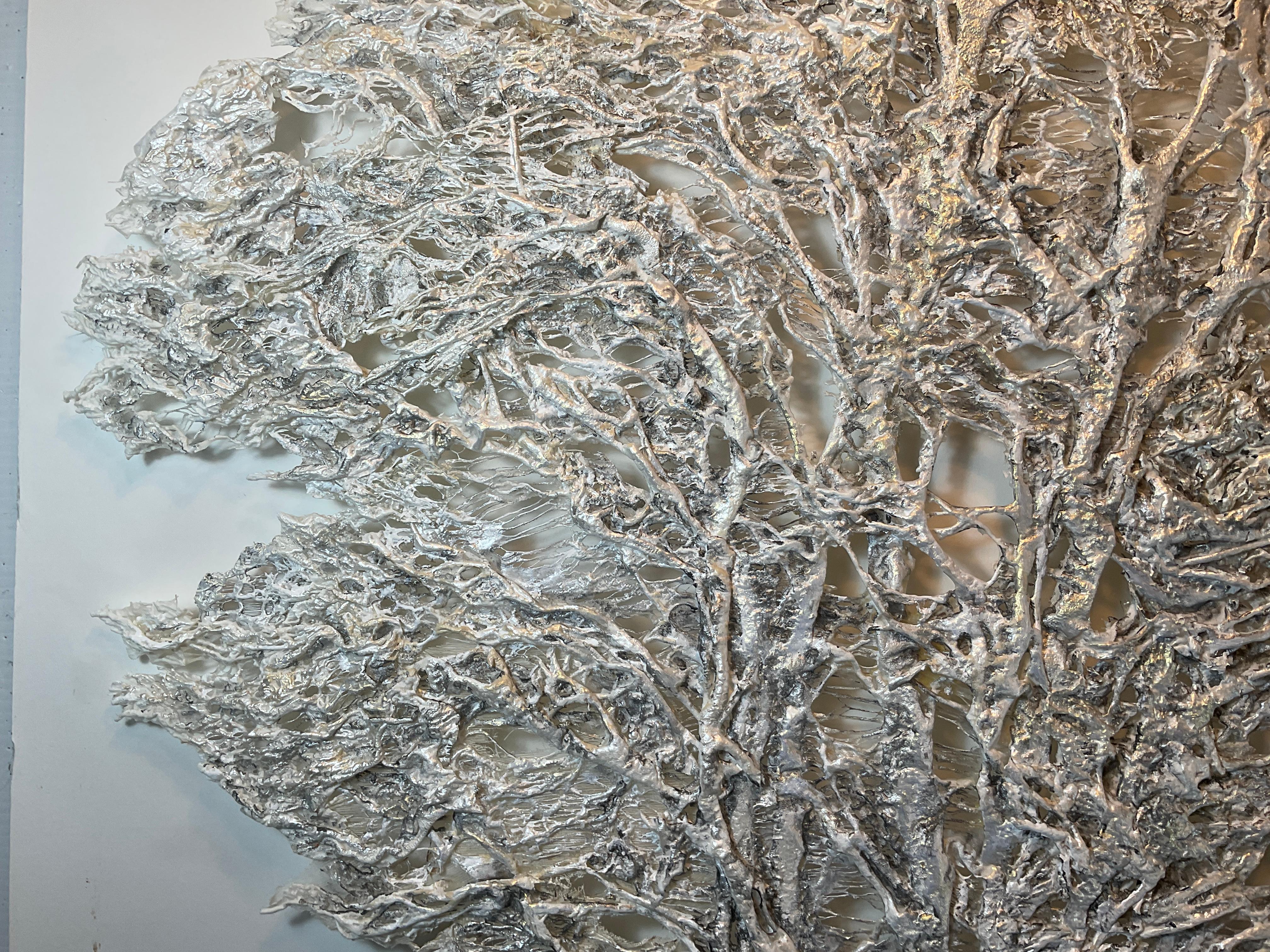 „Ice Trees“, Wandskulptur aus Baumwolle, Seide und Kozo in Mischtechnik für die Wandmontage (Zeitgenössisch), Sculpture, von Lesley Richmond