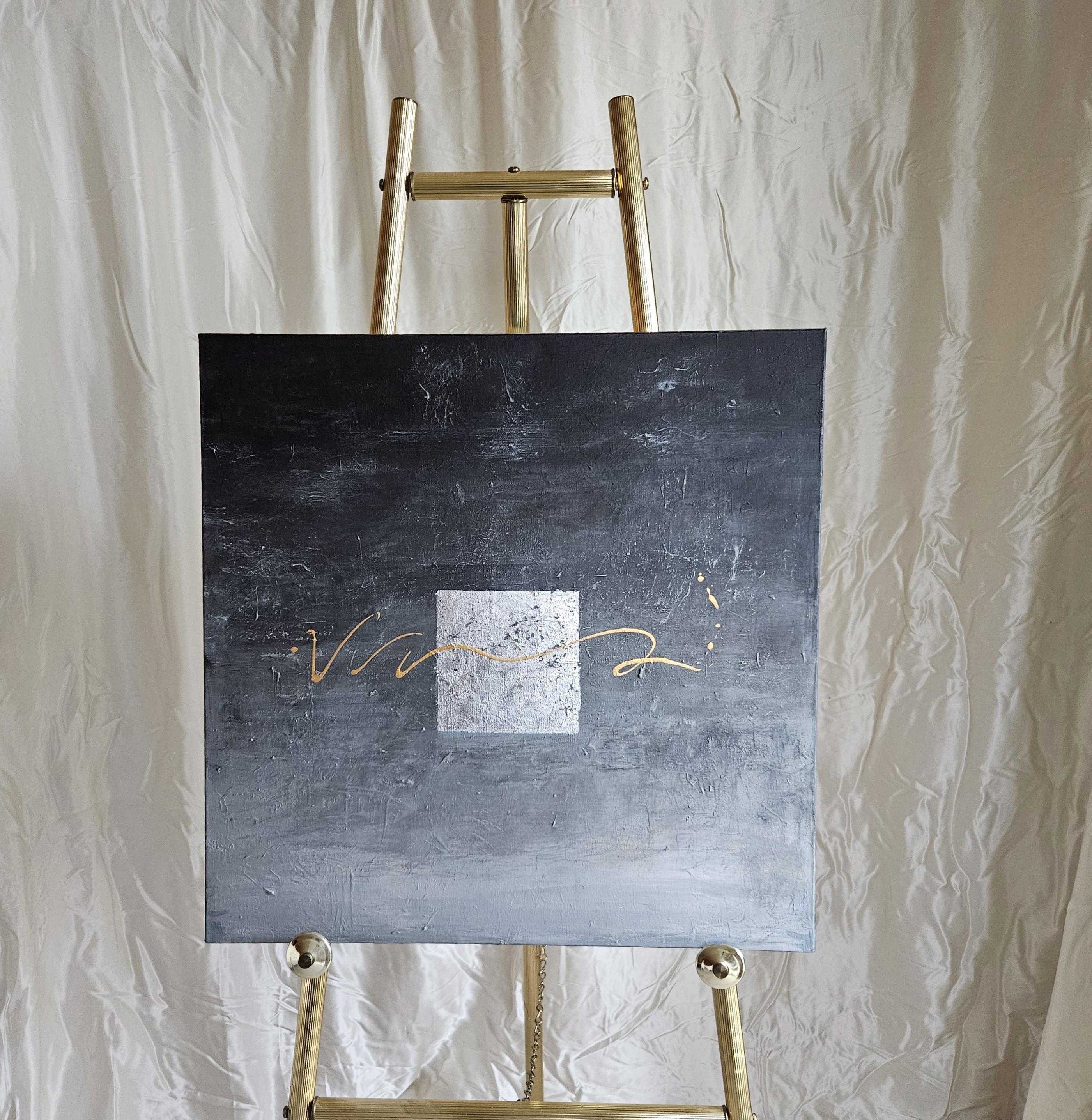 <p>Commenti dell'artista<br>Una lunatica miscela di grigio, nero e argento cattura l'essenza dell'inizio dell'inverno. Un quadrato bianco emerge al centro, creando un contrasto sorprendente. Un delicato tratto d'oro danza sulla superficie,