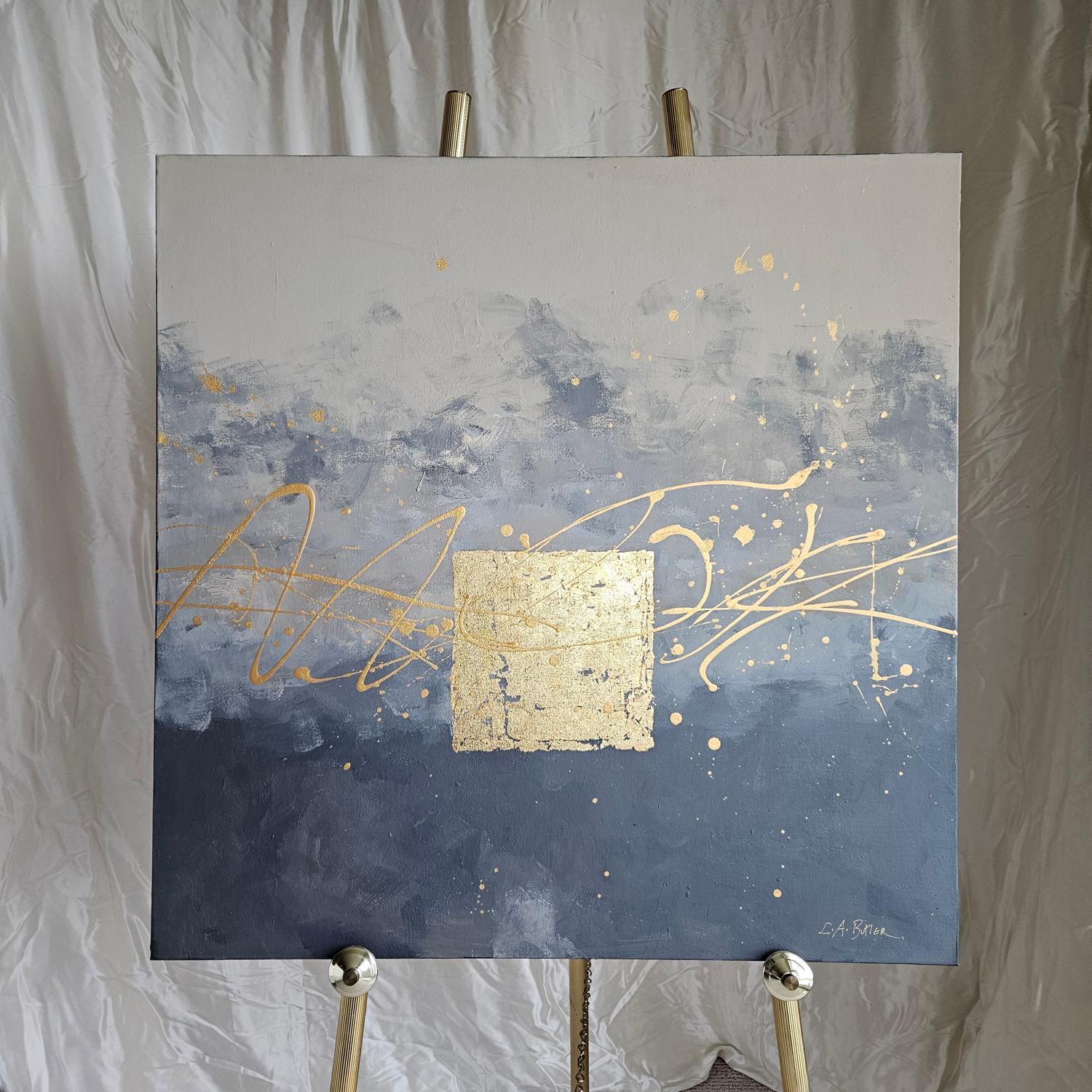 <p>Commenti dell'artista<br>Uno sfondo morbido e simile a una nuvola si fonde con uno schizzo stravagante di movimento e colori confortanti. Il quadrato d'oro è il fulcro della scena e fa da ponte tra i grigi e i blu tenui. La composizione emana un