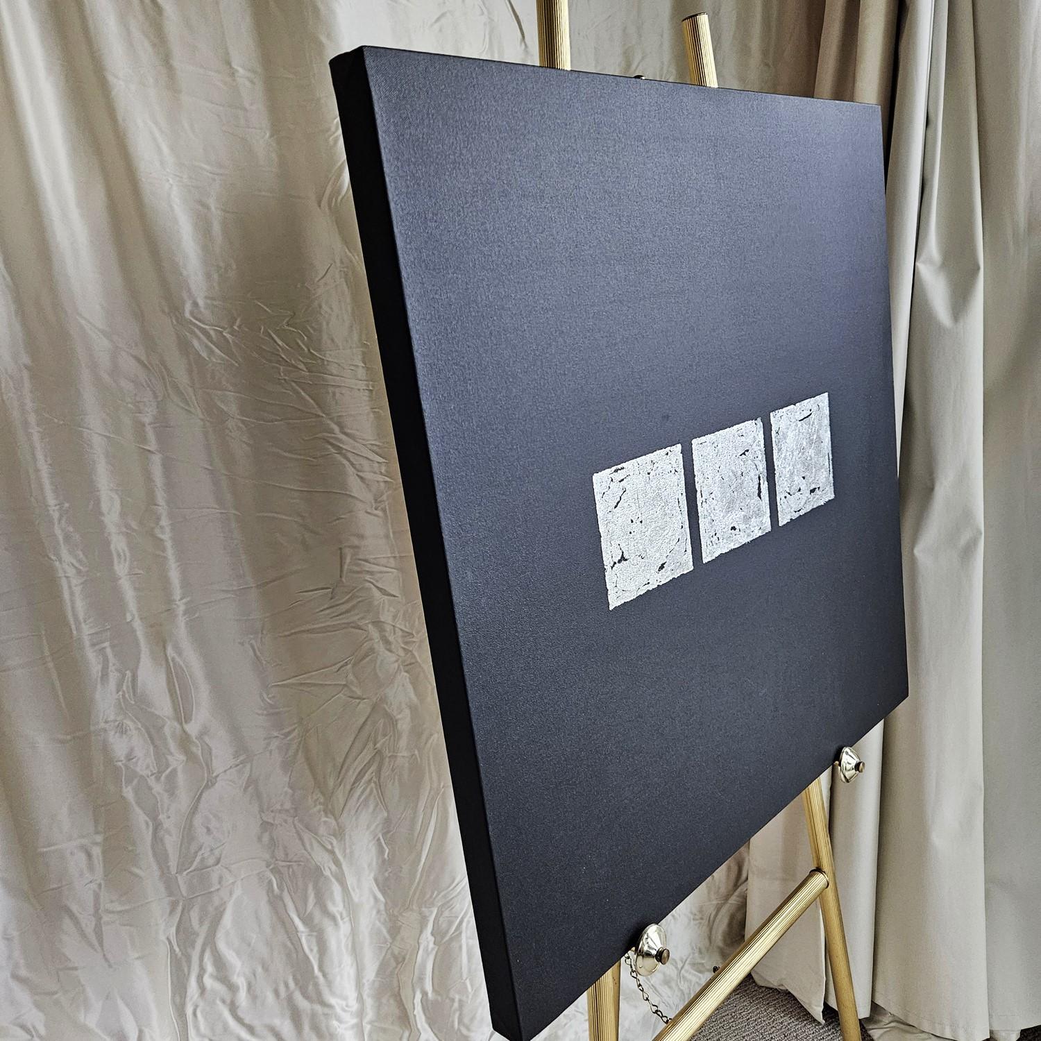 <p>Kommentare des Künstlers<br>Drei glänzende silberne Blattquadrate heben sich von einem tiefschwarzen Hintergrund ab und erzeugen einen dramatischen, starken und kühnen Effekt. Das minimalistische Design steigert den Kontrast und lenkt die