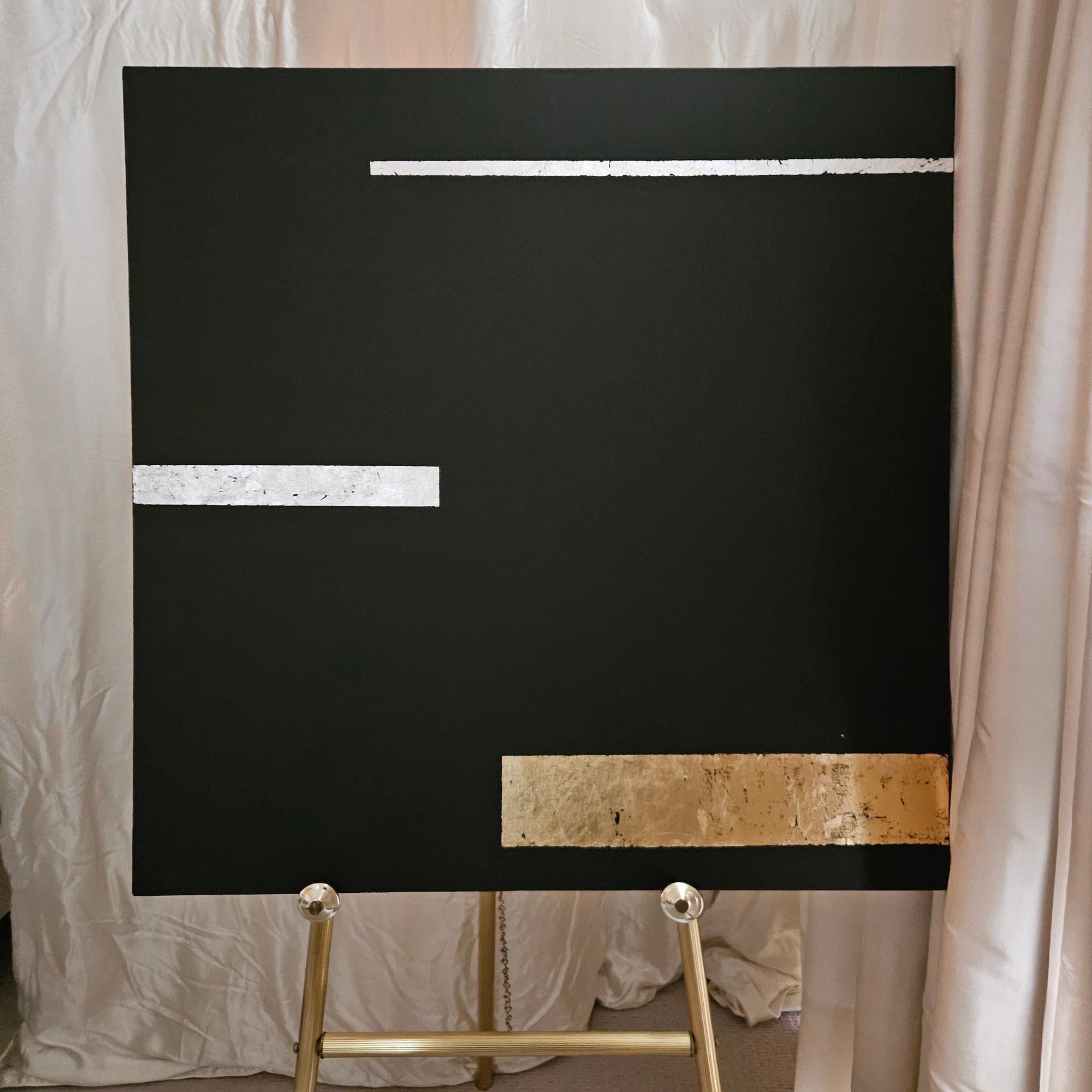 <p>Comentarios del artista<br>Barras de pan de plata y oro de distintos tamaños flotan sobre un fondo negro, creando una sensación de equilibrio y tranquilidad. El contraste entre los elementos metálicos luminosos y la superficie oscura realza la