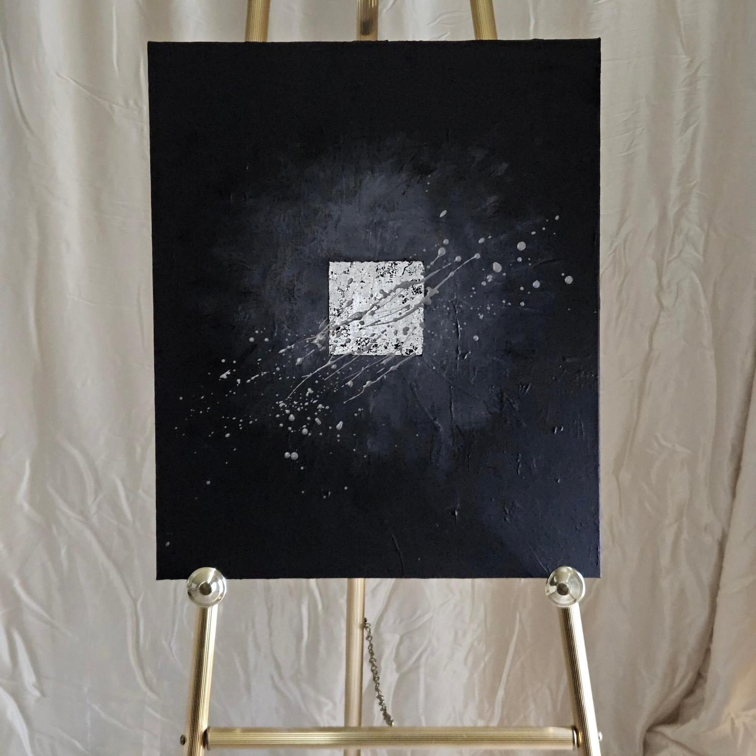 <p>Commenti dell'artista<br>Un quadrato argentato fluttua su uno sfondo scuro, con schizzi di vernice che conferiscono energia all'opera. Il gioco di luci e texture crea un contrasto sorprendente. L'espressione astratta si fonde con i dettagli