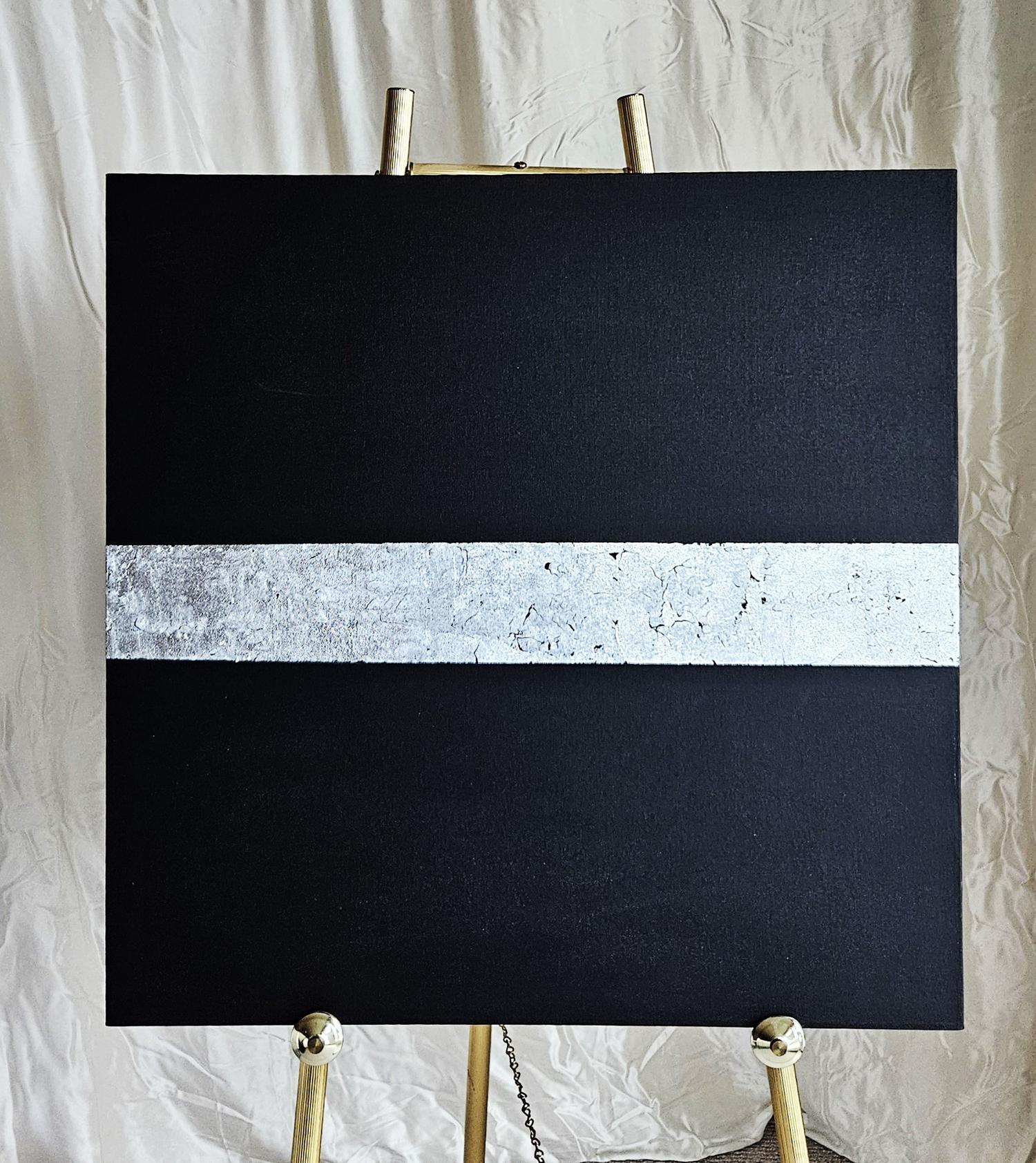 <p>Comentarios del artista<br>Una única banda plateada se extiende sobre un profundo campo negro, evocando una fría noche de invierno sin estrellas. La composición mínima también sugiere un lago helado débilmente iluminado por la luz de la luna. La