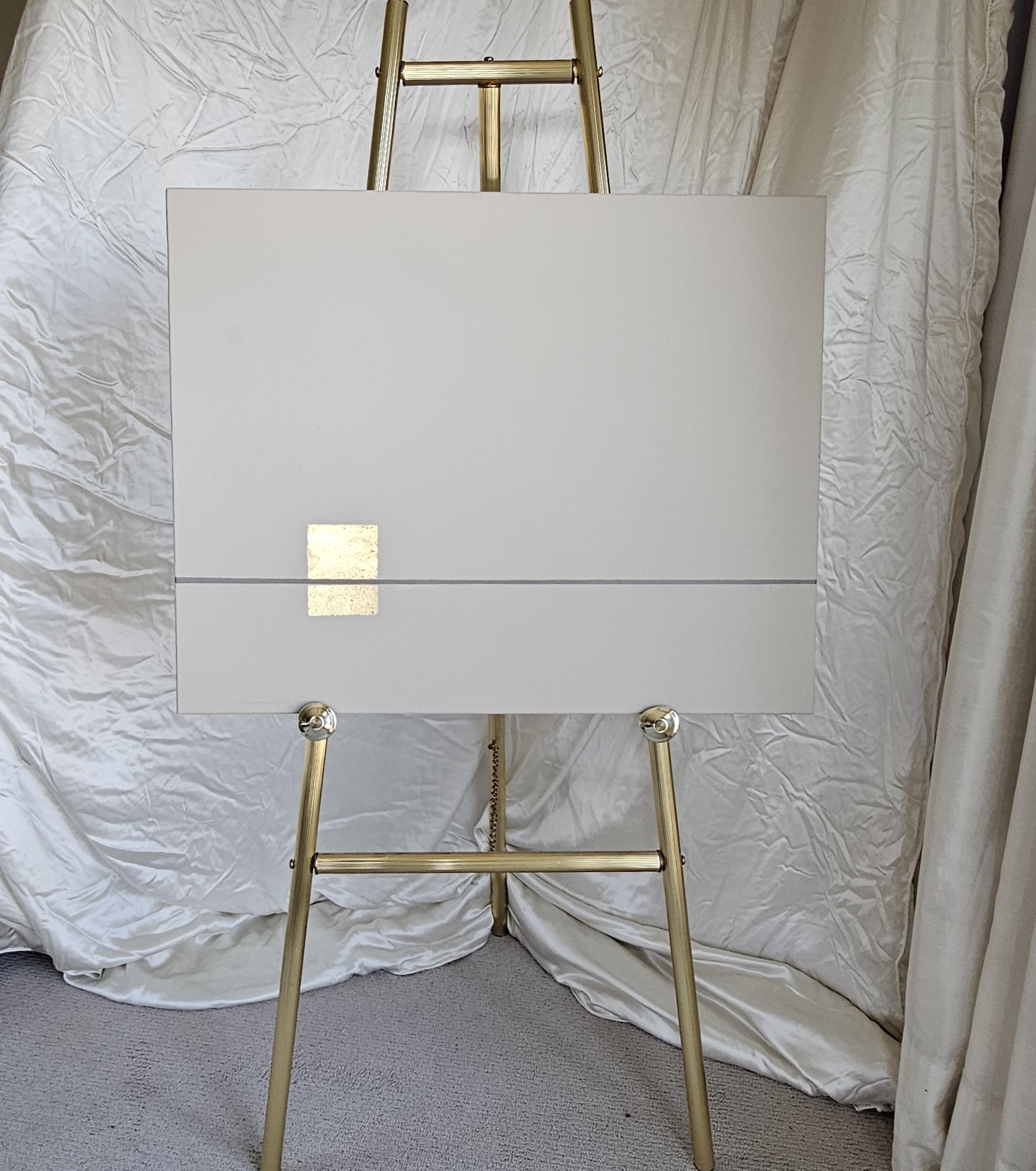 <p>Commentaires de l'artiste<br>Cette peinture abstraite utilise des éléments minimaux pour évoquer un sentiment de calme et de clarté. La touche de feuille d'or ajoute de la chaleur et de la richesse, contrastant avec l'austérité du blanc cassé et