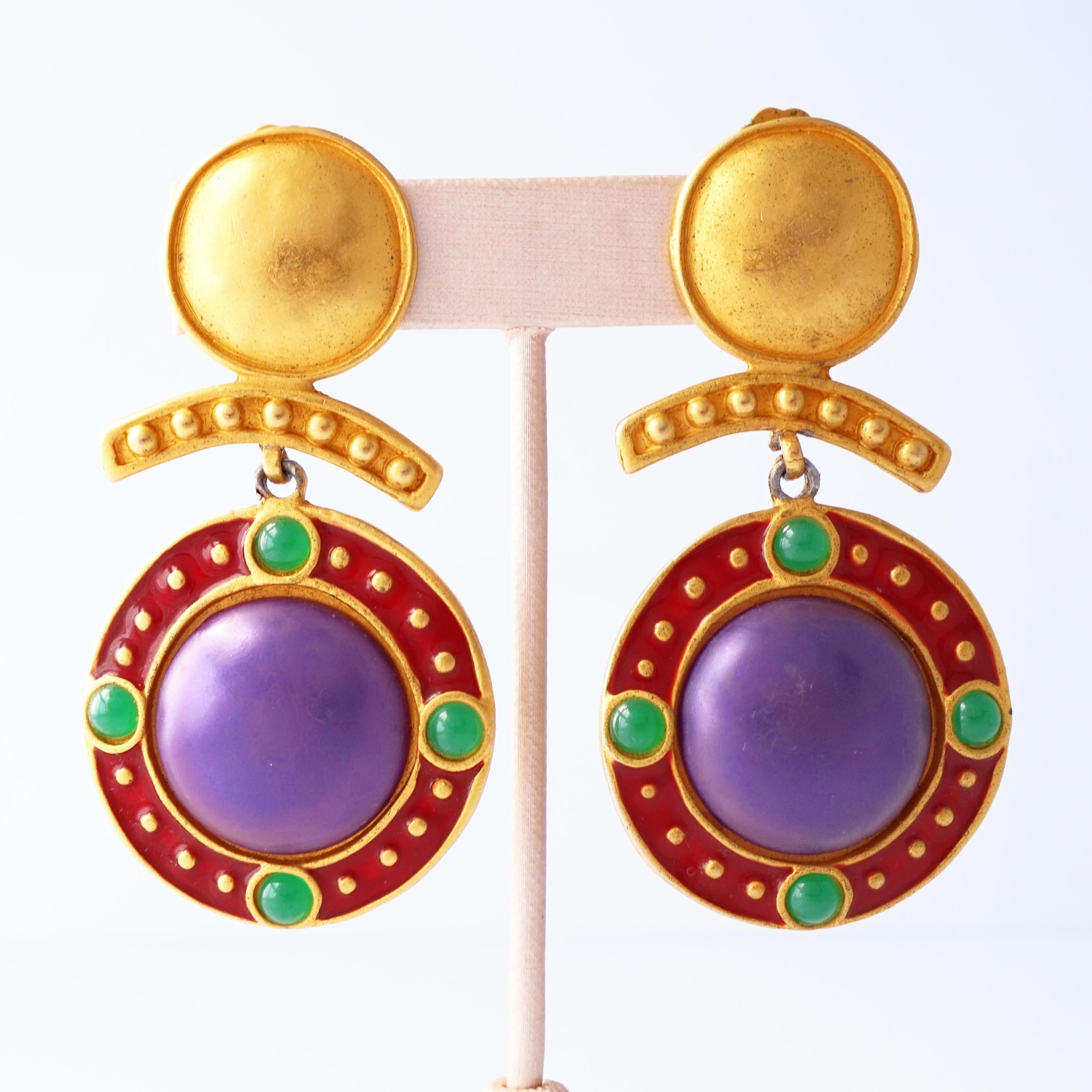 Ces éblouissantes boucles d'oreilles Leslie Block des années 1980 sont la pure perfection de l'ère du pouvoir - audacieuses, sculpturales et tout à fait fabuleuses. Dotée d'un design géométrique en or avec des accents d'émail rouge royal et vert