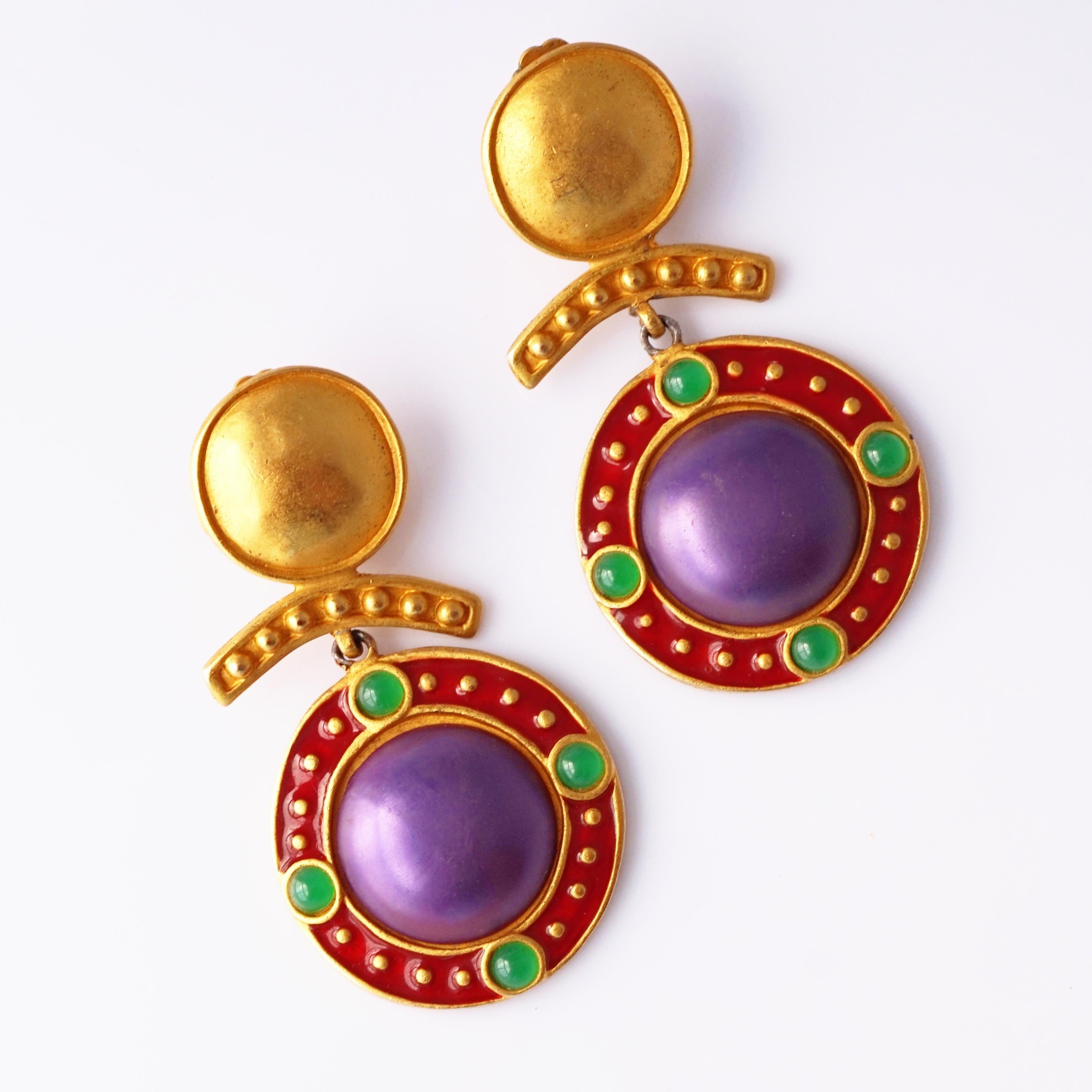 Moderne Leslie Block - Boucles d'oreilles byzantines en émail rubis et cabochon violet, années 1980 en vente
