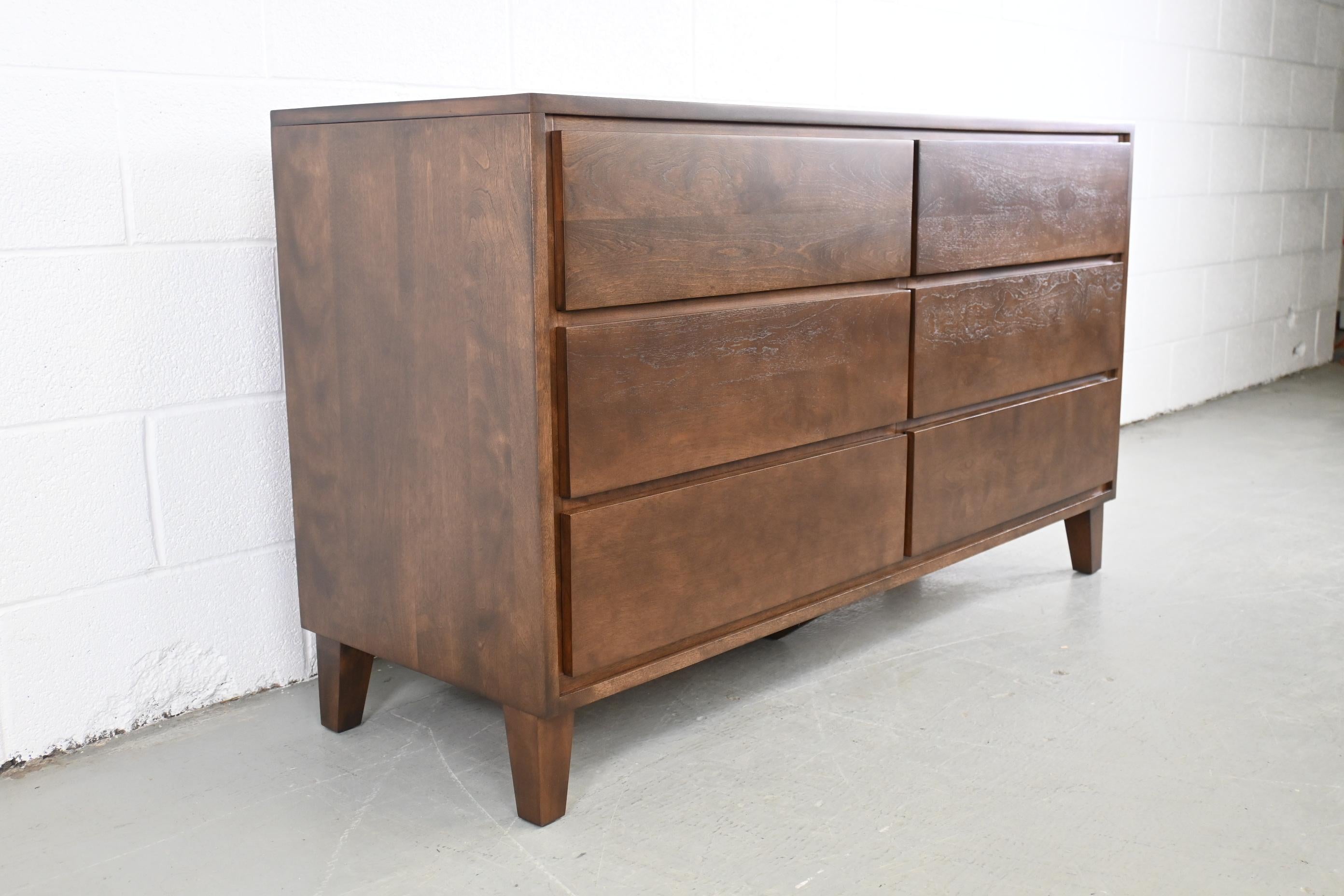 Leslie Diamond for Conant Ball Furniture Mid Century Modern Six Drawer Dresser

Conant Ball Furniture, USA, 1950s

52 Wide x 18.25 Deep x 30 High

Mid century modern solid birch six drawer dresser.

Professionally refinished. Excellent condition.