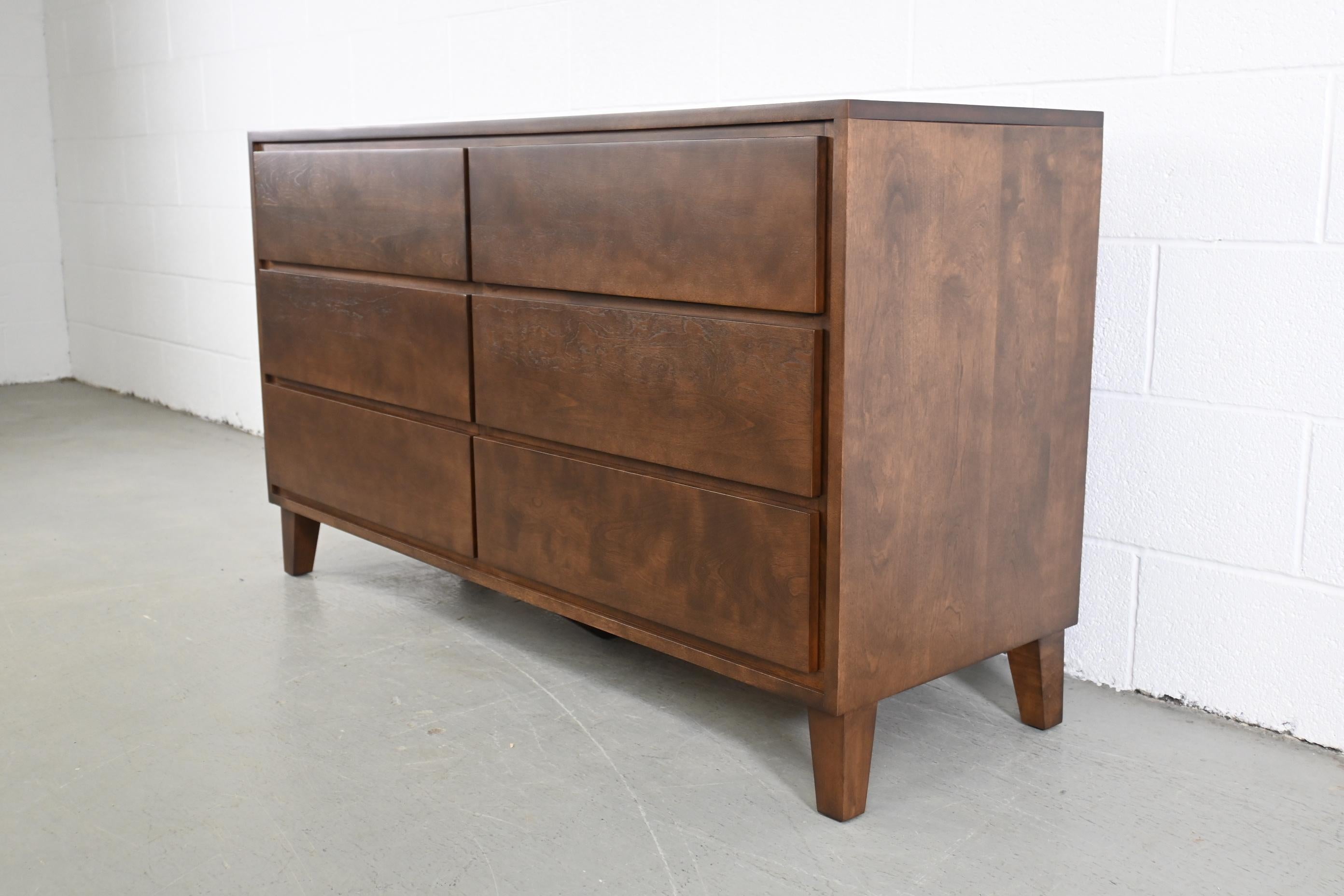 Mid-Century Modern Leslie Diamond for Conant Ball Furniture Mid Century Modern Dresser For Sale
