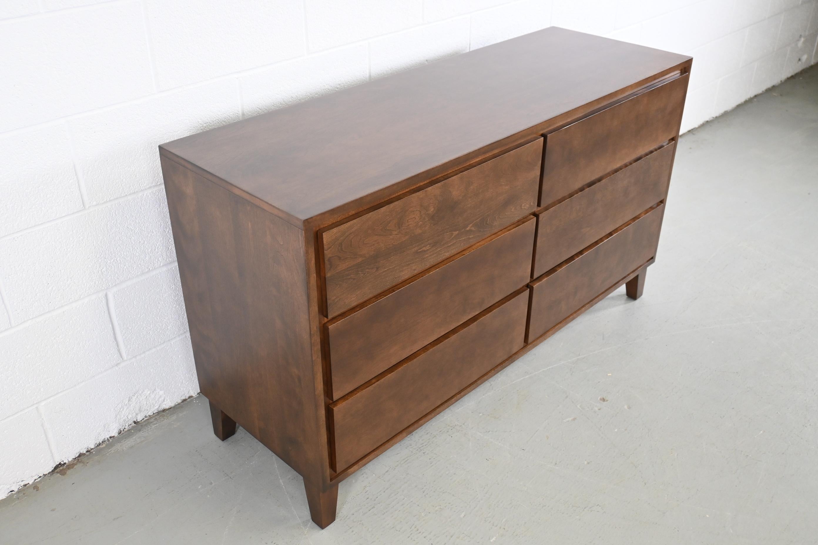 Leslie Diamond for Conant Ball Furniture Mid Century Modern Dresser In Excellent Condition For Sale In Morgan, UT