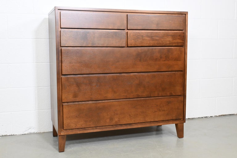 Leslie Diamond for Conant Ball Mid-Century Modern Birch Gentlemen's chest or highboy

Conant Ball Furniture Makers, USA, 1950s

Measures: 40 Wide x 18.13 Deep x 39.88 High

Solid Birch Mid-Century Modern seven drawer highboy

Professionally